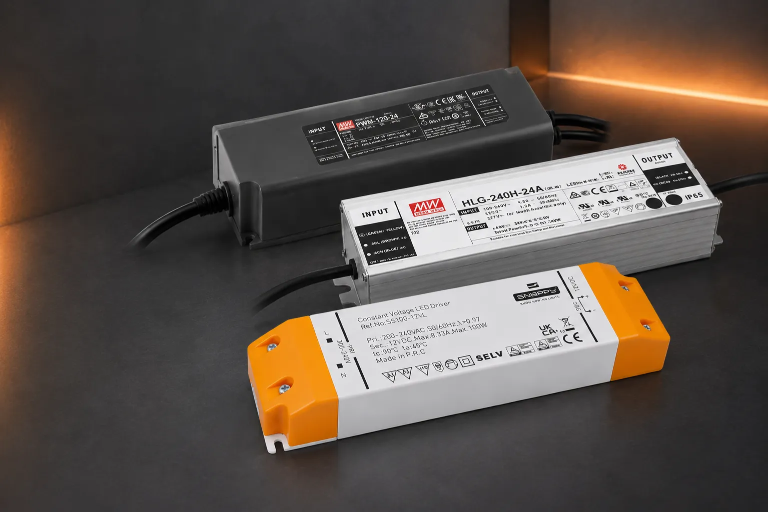 Verschiedene LED Netzteile und LED Treiber für LED Streifen und Beleuchtungssysteme im Produktvergleich