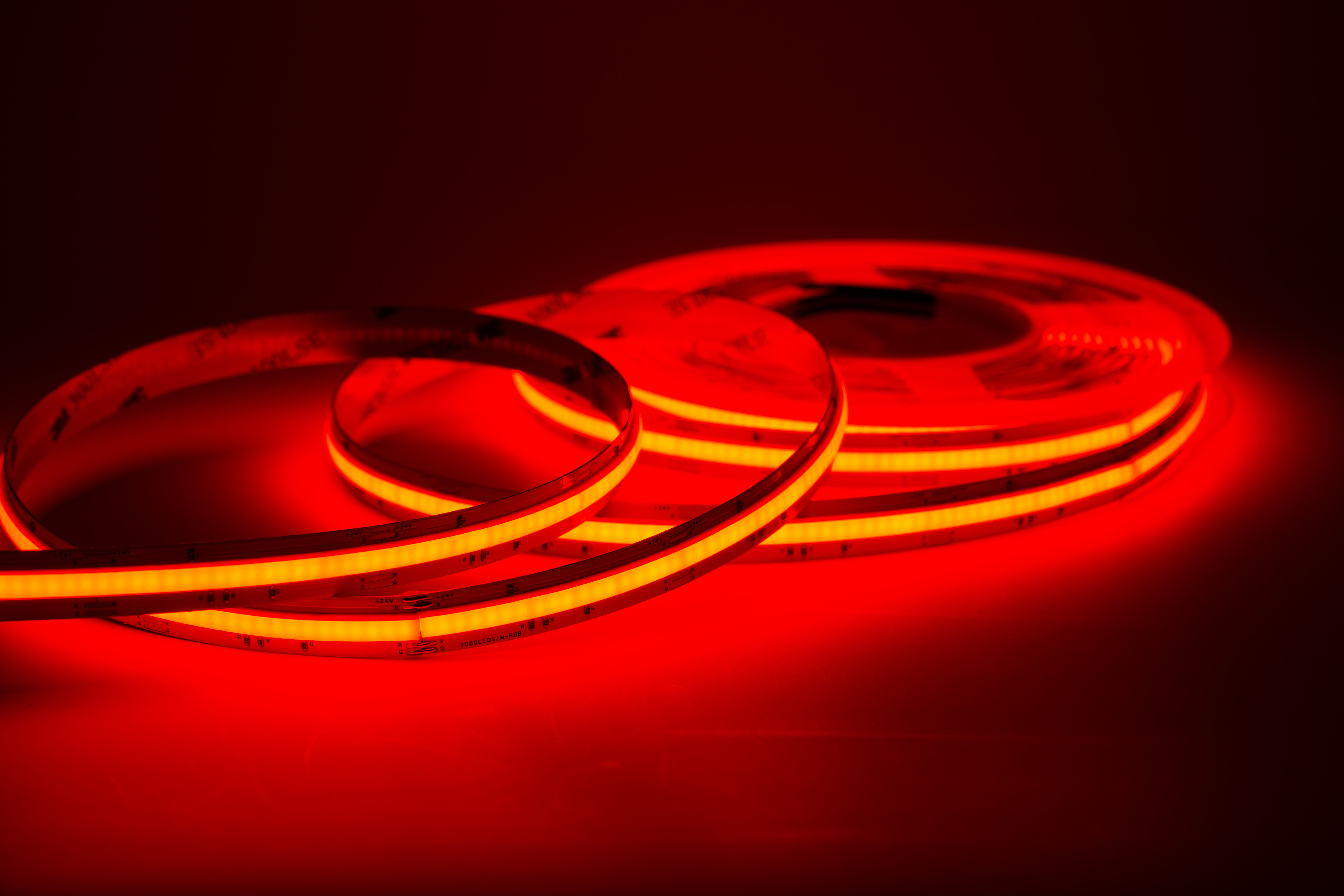 RGB LED Streifen 12 mm in intensiver Rot-Ausleuchtung, homogen leuchtend ohne sichtbare Punkte, 24 V, 1080 LED/m, breiter 180° Abstrahlwinkel für Akzent-, Ambient- und Designbeleuchtung