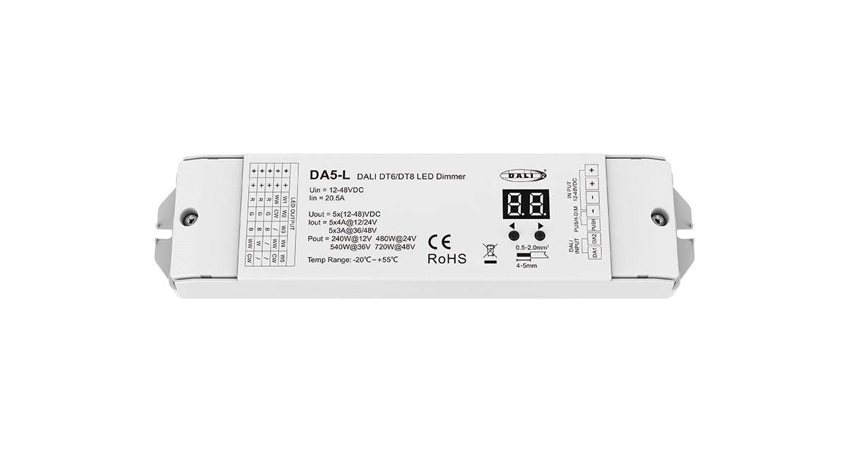 DA5-L DALI DT6/DT8 LED Dimmer – weißes Flachgehäuse mit 5-Kanal LED-Ausgang, Display, DALI-Eingang (DA1/DA2), PUSH-DIM und Schraubklemmen, DC 12-48V, 4A/Kanal, Frontansicht