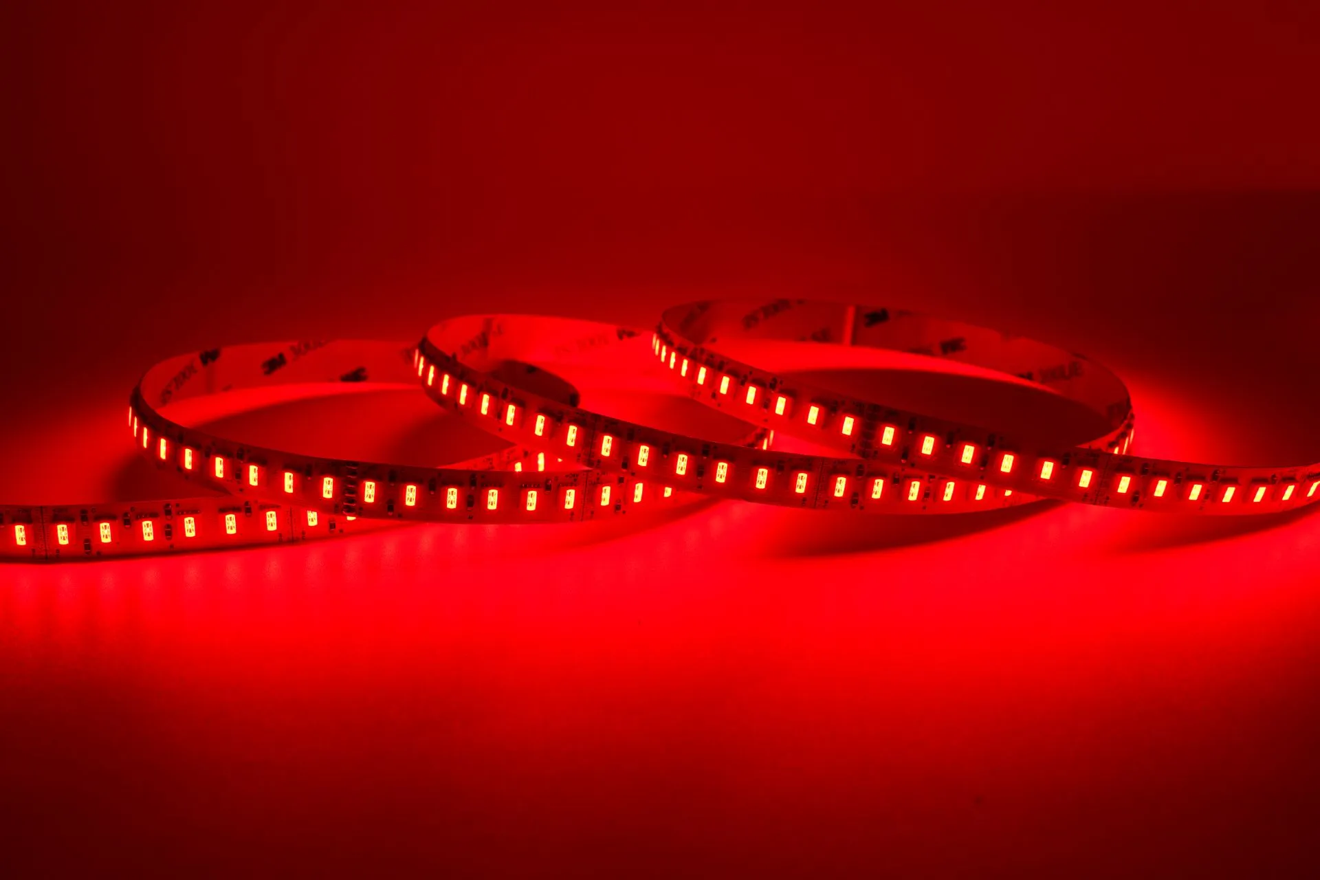 SMD LED Streifen rot mit sichtbaren Lichtpunkten fuer indirekte Beleuchtung und dekorative Lichtakzente