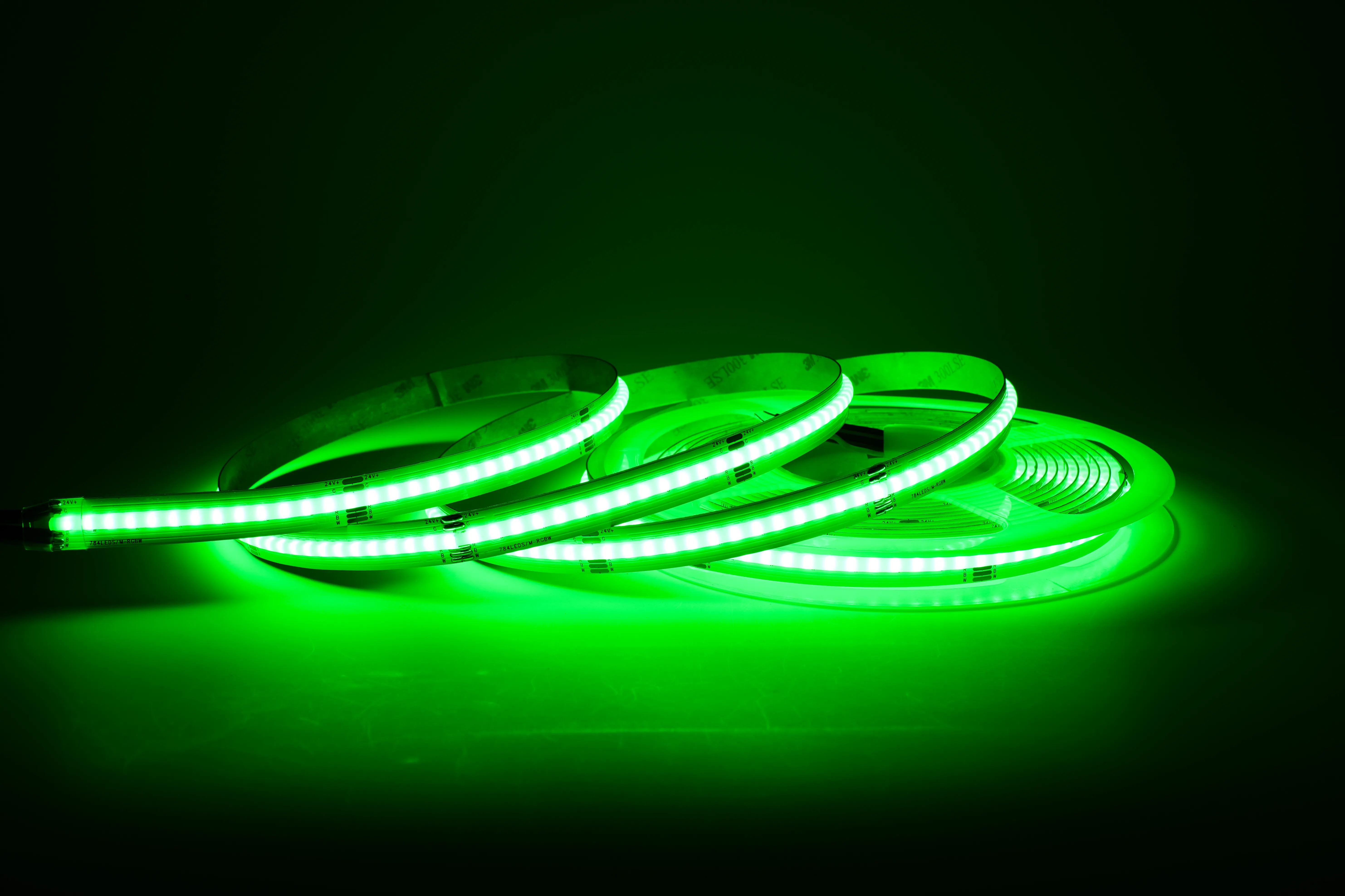 COB RGBW LED-Streifen 12 mm – RGB-Farben Rot, Grün & Blau homogen COB RGBW LED-Streifen 12 mm in RGB-Farben – homogene Darstellung in Rot, Grün und Blau ohne sichtbare LED-Punkte