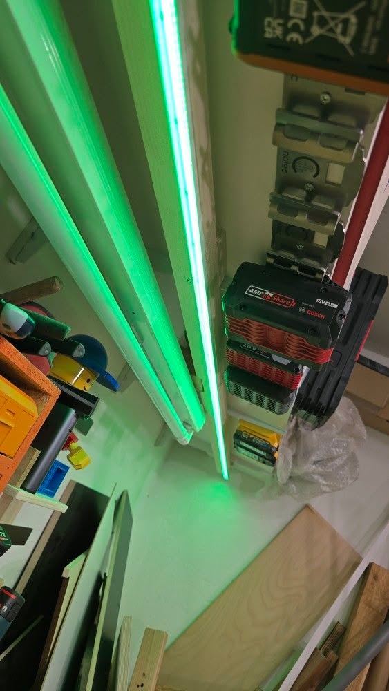 RGBW LED Streifen in grün für Werkstatt Beleuchtung mit gleichmäßiger Lichtverteilung