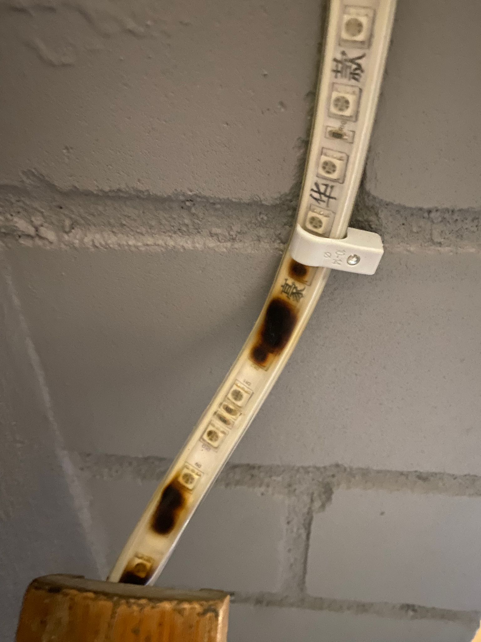 230v-streifen-brandgefahr-bei-falscher-montage