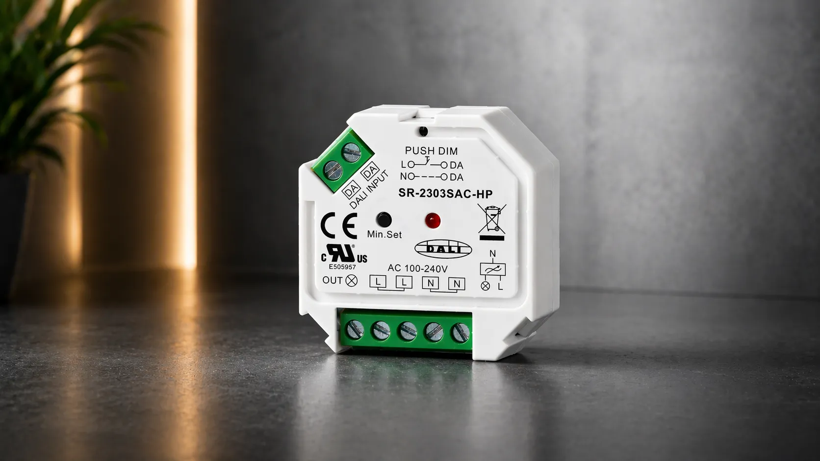 LED DALI Controller für professionelle Lichtsteuerung LED DALI Controller zur Lichtsteuerung in moderner Installation mit indirekter Beleuchtung
