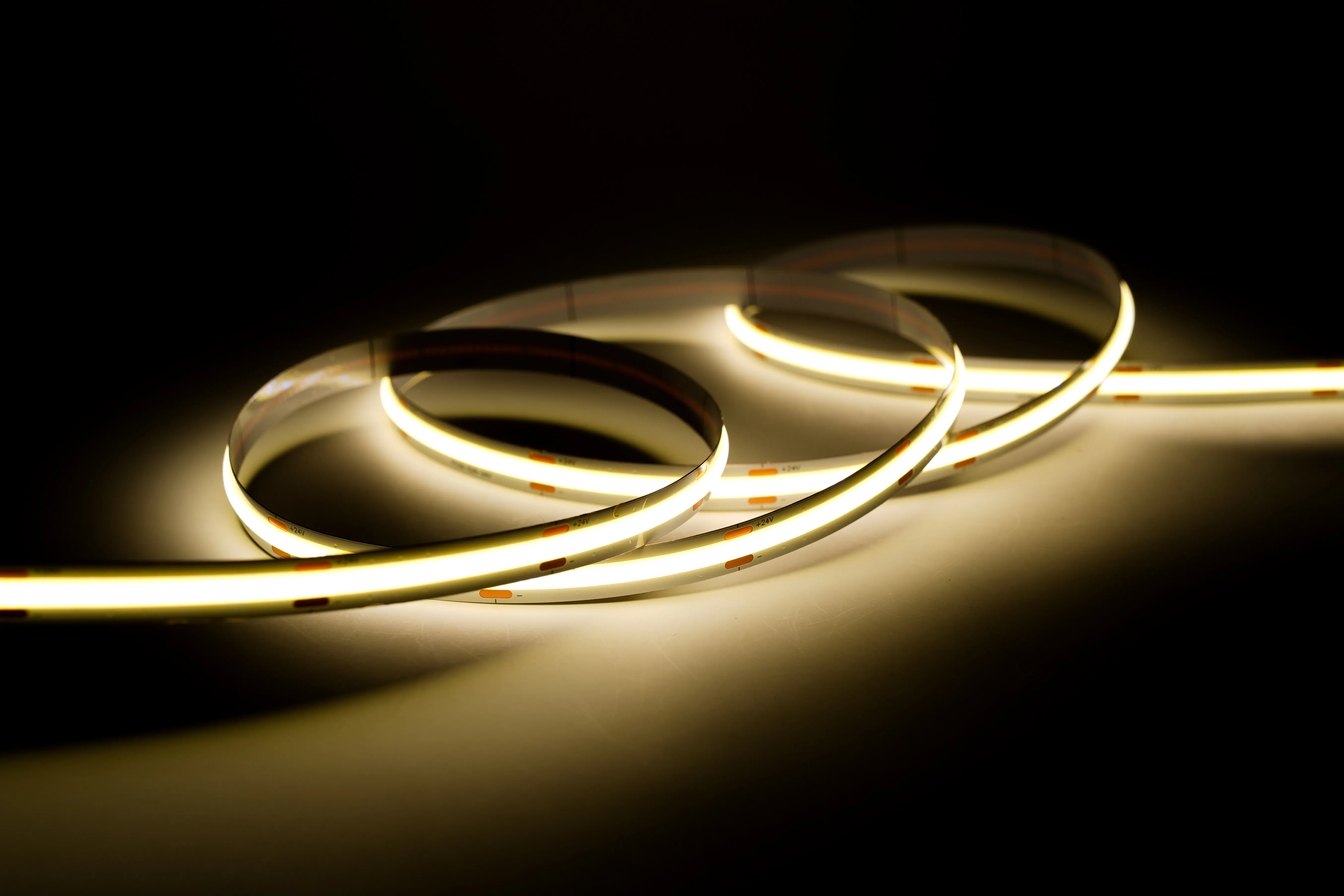 24V COB LED Band Art.-Nr. 22312 mit gleichmäßiger neutralweißer Beleuchtung ohne Lichtpunkte