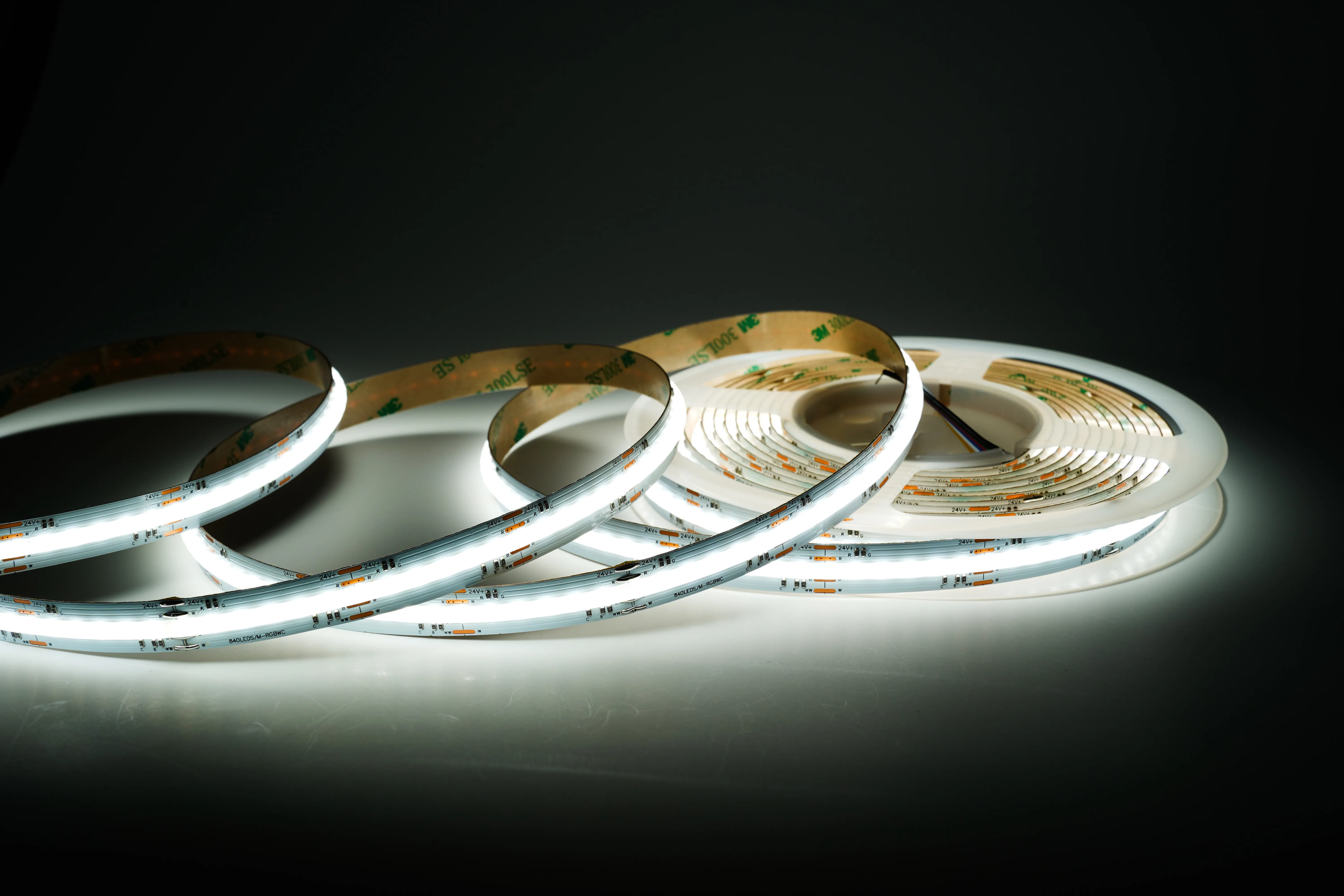 Nahaufnahme COB RGBCCT LED-Streifen 12 mm – hochdichte LED-Leiterbahn mit CRI über 90 für natürliche Farbwiedergabe