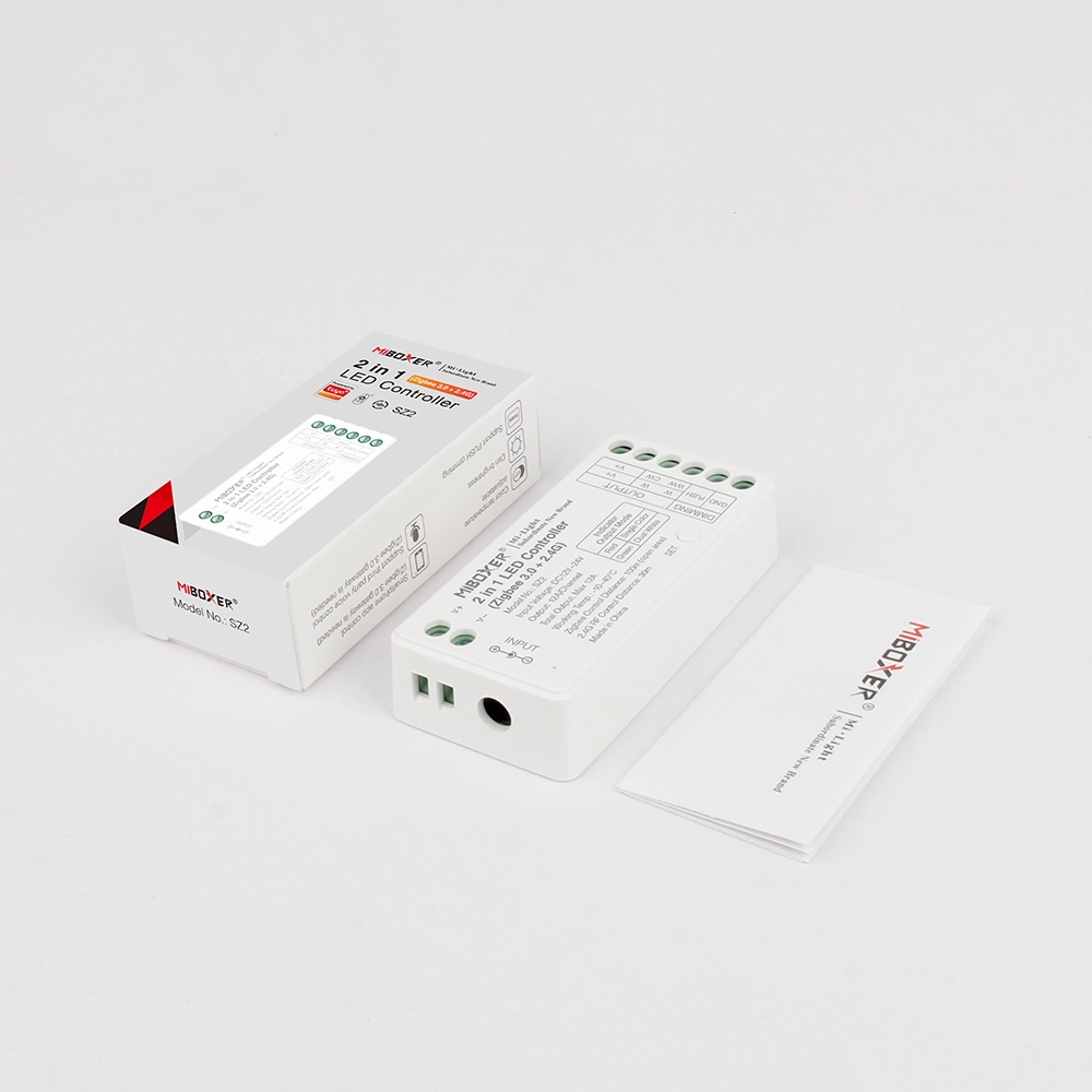 MiBoxer SZ2 – 2-in-1 LED Controller Zigbee 3.0, Perspektivansicht | SK-LED MiBoxer SZ2 LED Controller – kompaktes Gehäuse 17x36x74,5 mm, Schrägansicht, Zigbee 3.0 und 2,4 GHz, 2-in-1 für einfarbige und CCT LED Streifen