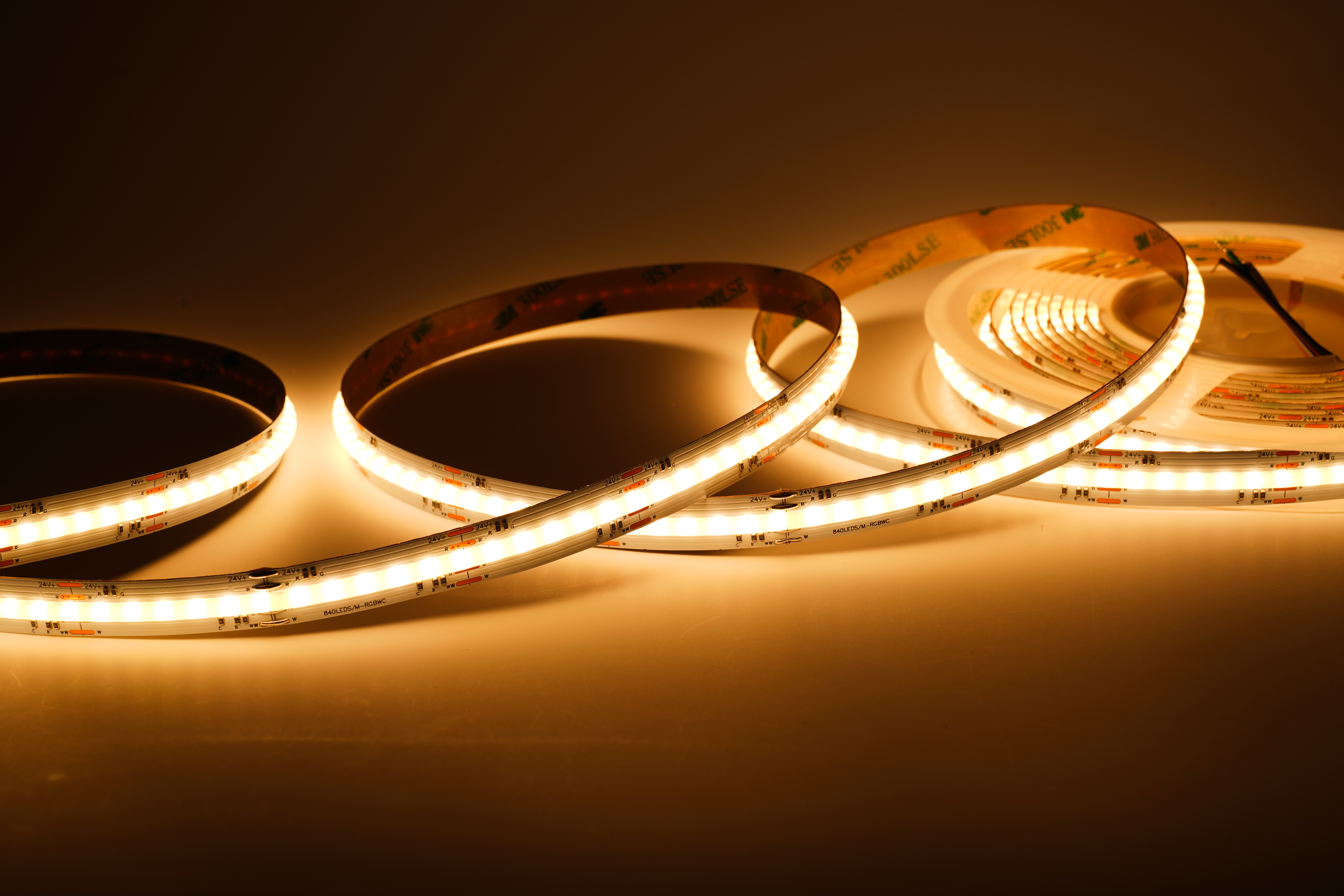 COB RGBCCT LED-Streifen 12 mm – 840LEDs/m, 24 V, 21 W/m – homogenes RGBCCT Band mit 180° Abstrahlwinkel