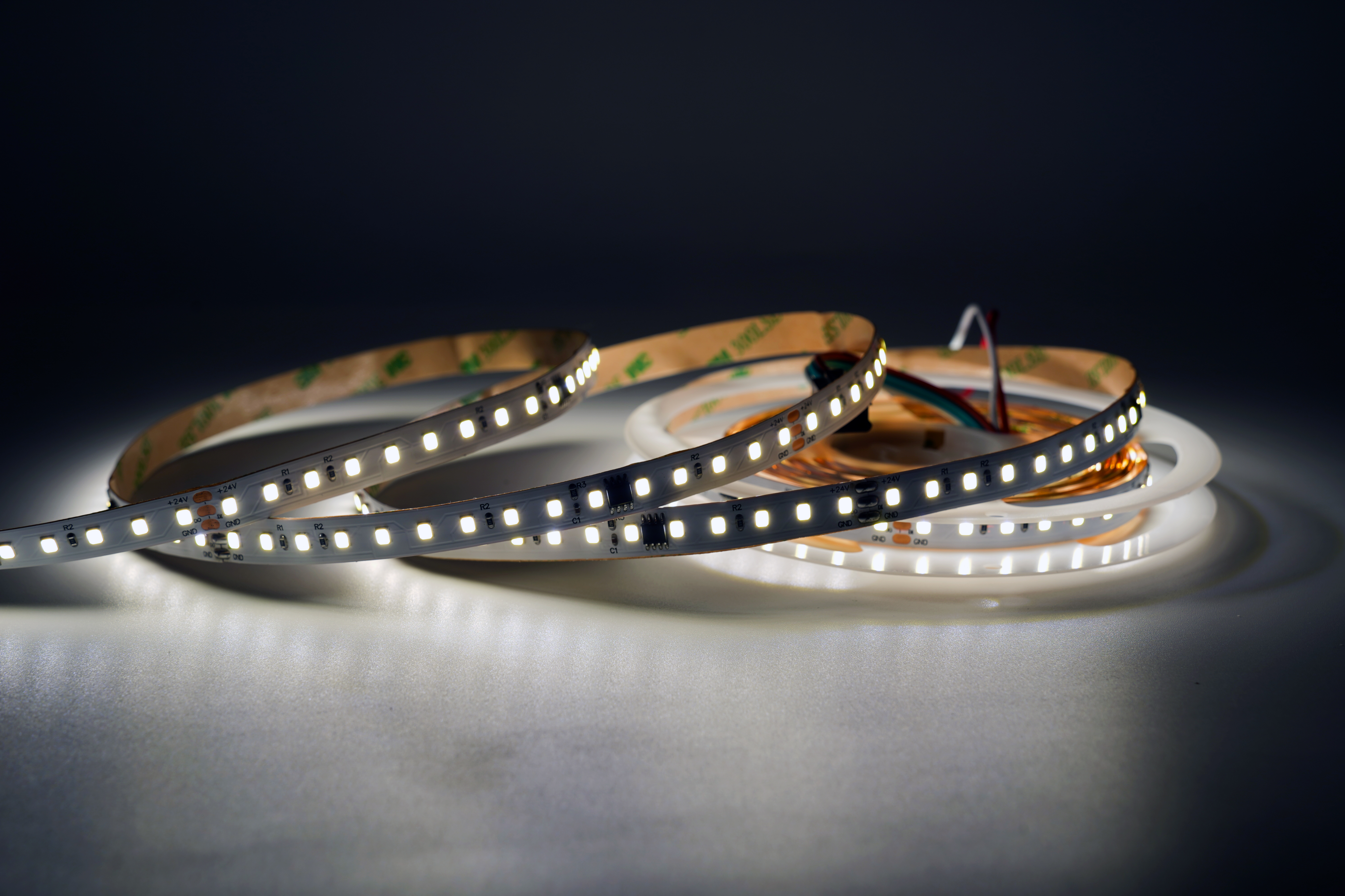 SMD LED Streifen 24V warmweiß mit sichtbaren LEDs und gleichmäßiger Lichtverteilung