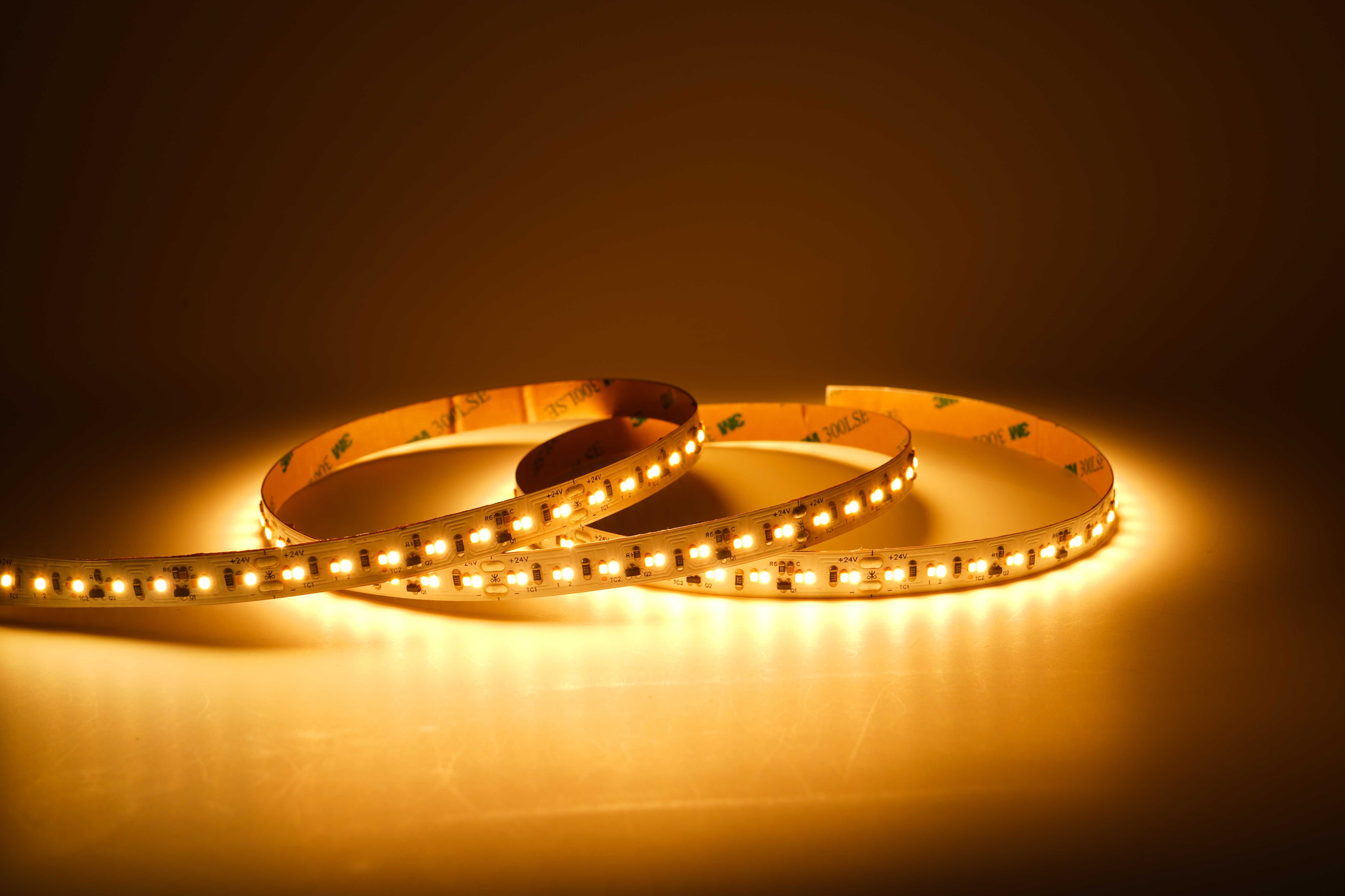 LED Streifen Dimm to Warm mit heller Lichtfarbe und gleichmäßiger Ausleuchtung als Ambientebeleuchtung