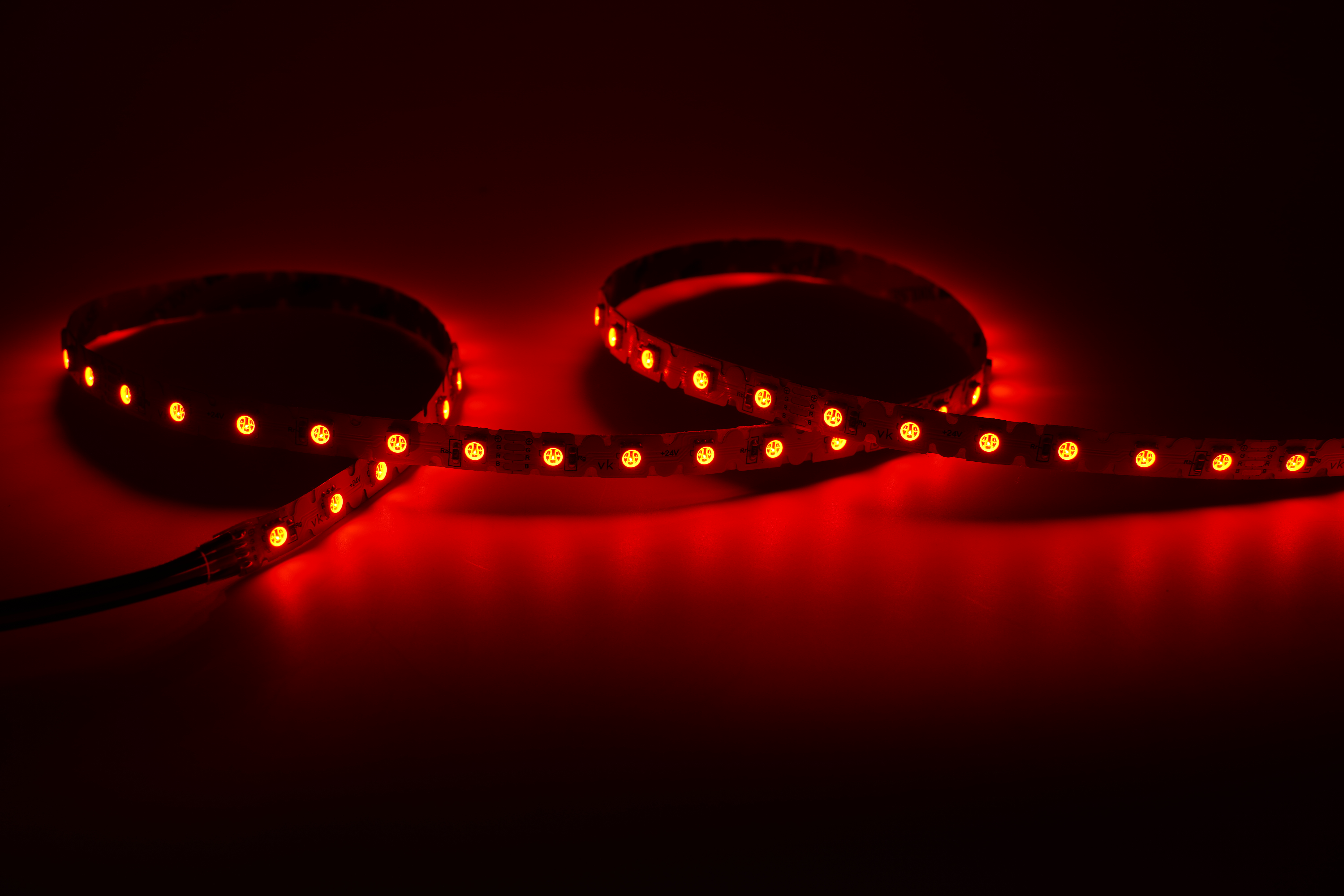 roter LED Streifen 24V SMD indirekte Beleuchtung mit sichtbaren LEDs für Ambientebeleuchtung Wohnzimmer Decke und Akzentlicht