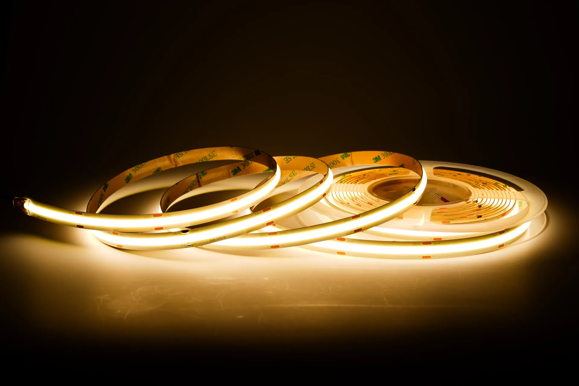 COB LED Streifen 10mm Art.-Nr. 22310 mit warmweißer 2700K Lichtlinie und punktfreier Beleuchtung