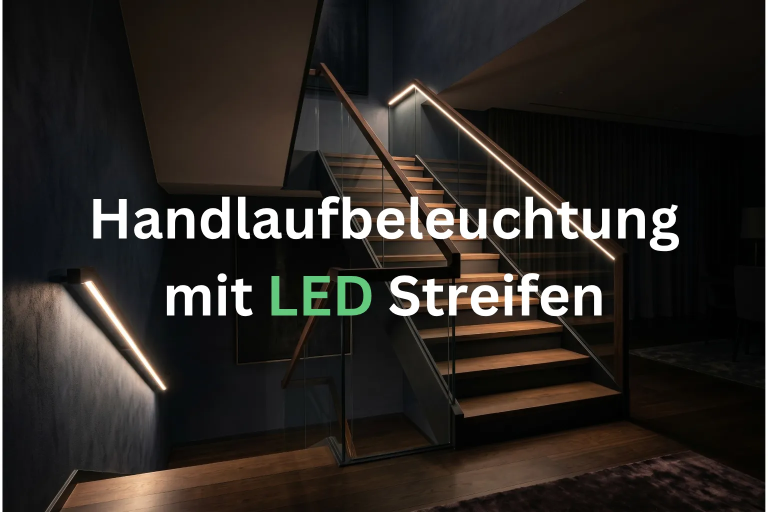 Handlaufbeleuchtung mit LED-Streifen realisieren Modernes Treppenhaus bei Nacht mit der weißen Textüberlagerung „Handlaufbeleuchtung mit LED Streifen“. Im Hintergrund ist eine edle Holztreppe mit warmweißer, durchgehender LED-Beleuchtung am Handlauf zu sehen.