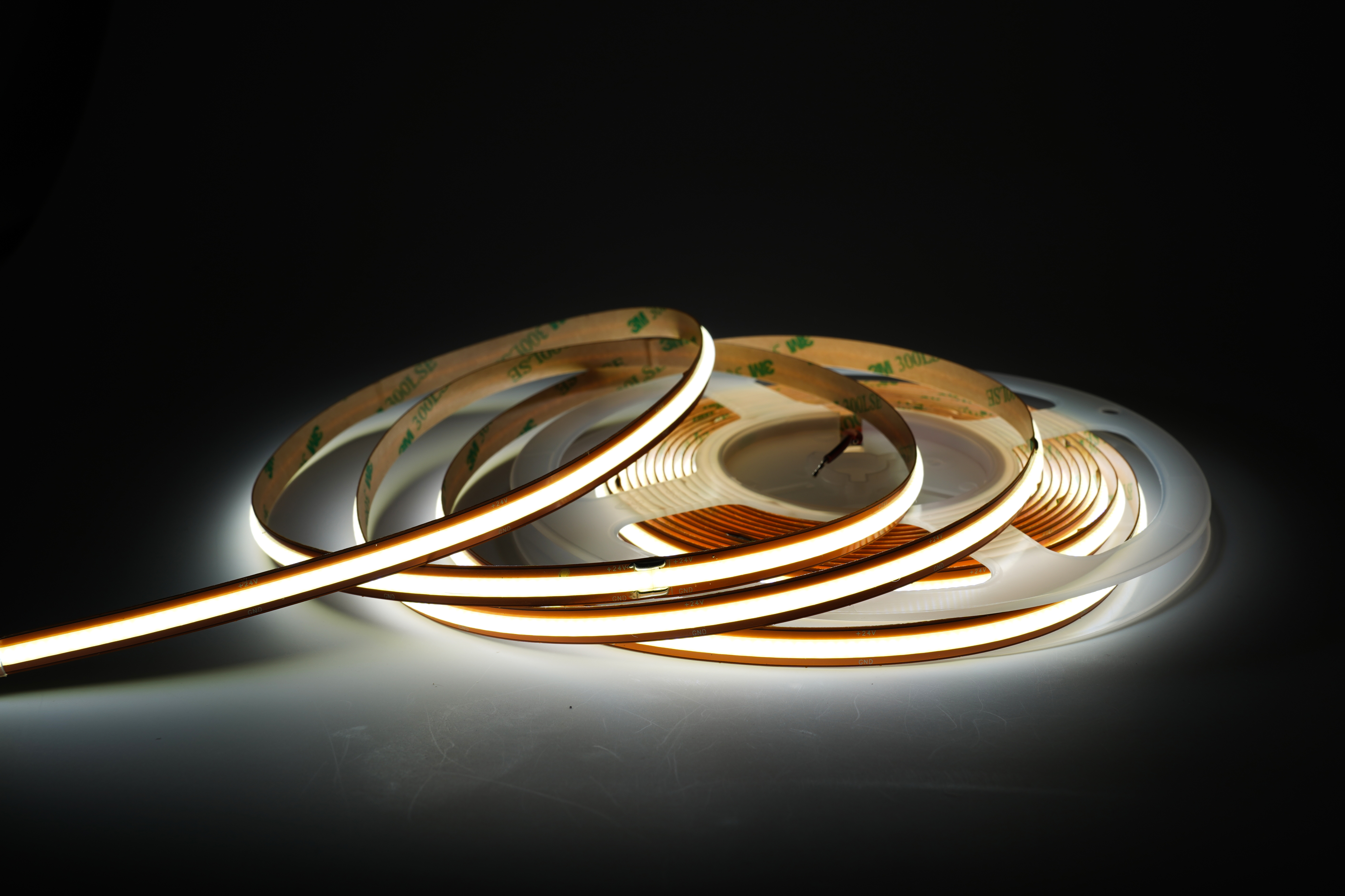 Nahaufnahme COB Free Cut LED Streifen 8 mm – hochdichte Chip-on-Board Leiterbahn mit 528 LEDs/m für gleichmäßiges, punktfreies Licht