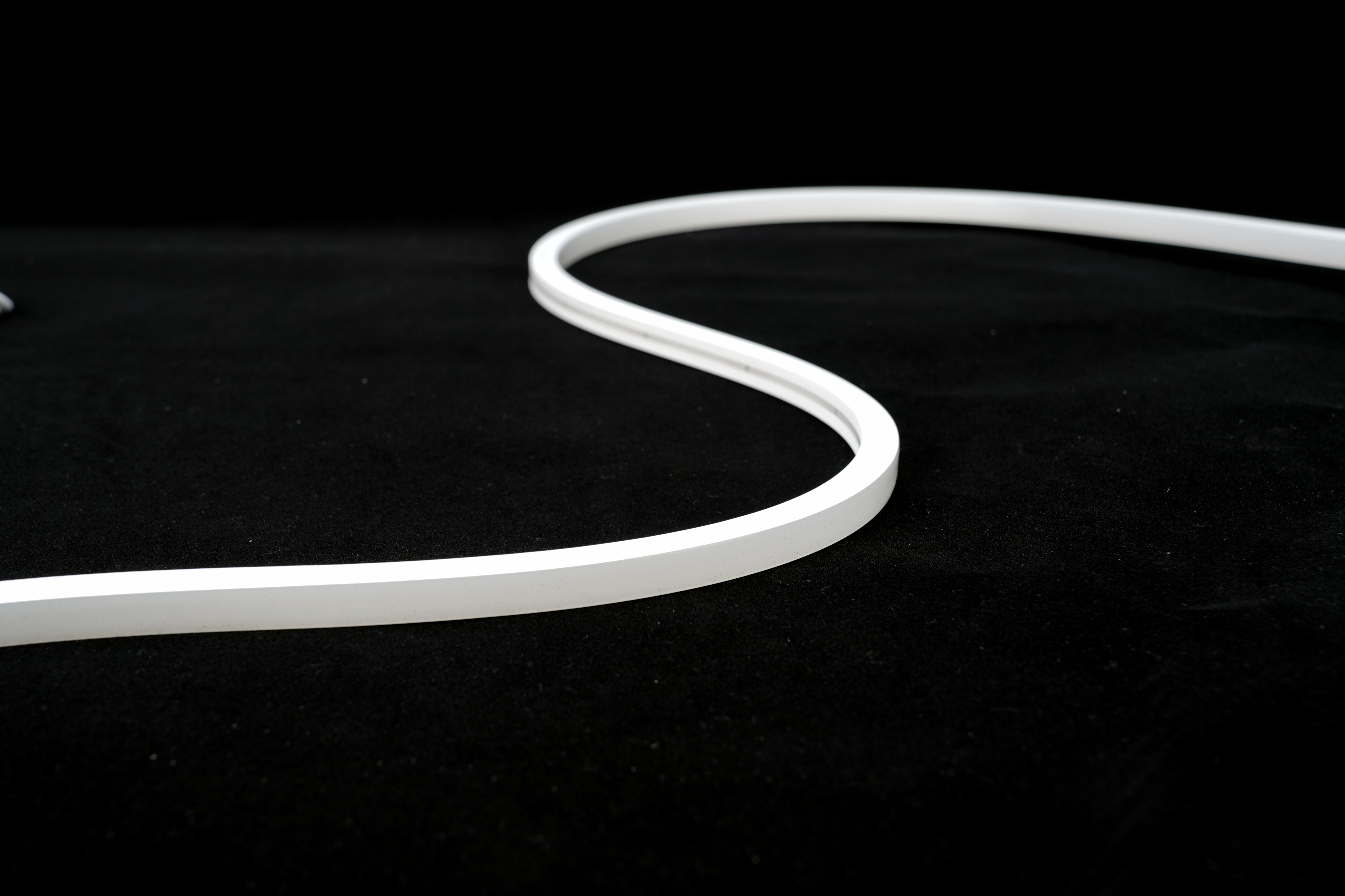 Flexible LED Neon Tube 10x10mm aus Silikon für 24V LED Streifen, IP67 wasserdicht als gebogene Lichtlinie