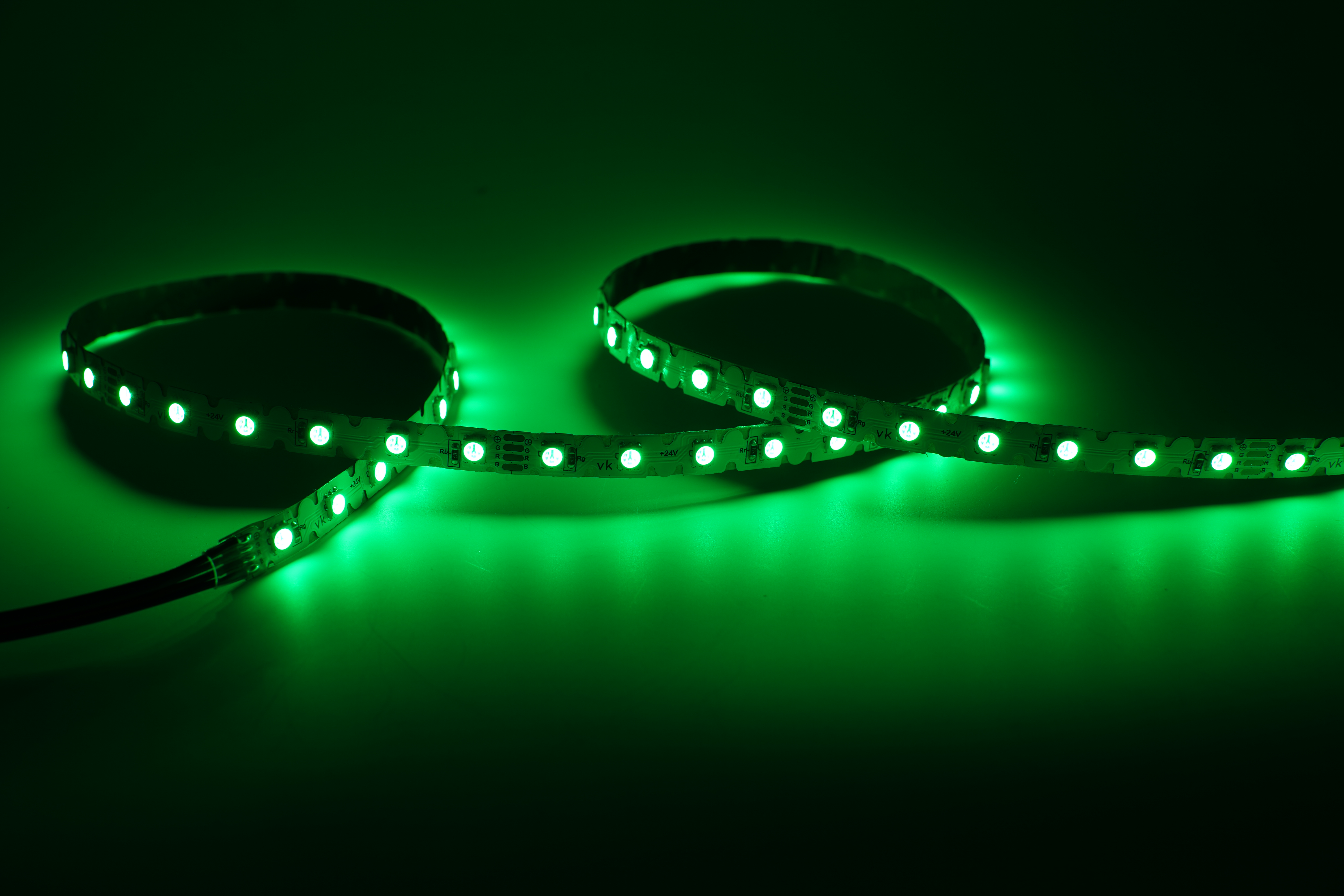 grüner LED Streifen 24V SMD mit indirekter Beleuchtung und sichtbaren LEDs für Ambientebeleuchtung und Akzentlicht
