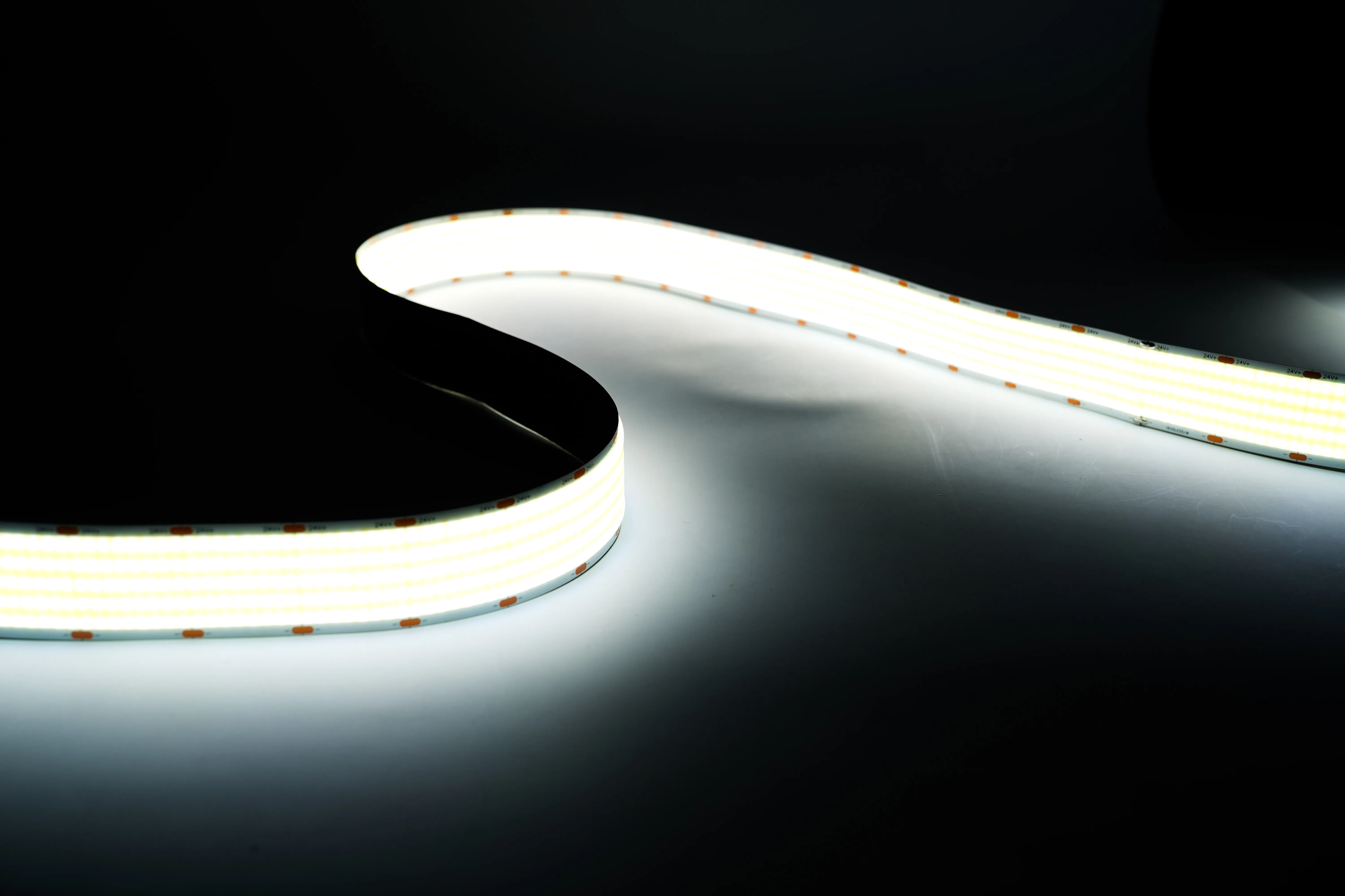 Punktfreier COB LED Streifen 30mm Art.-Nr. 22329 mit CRI90 und kaltweißer Lichtlinie