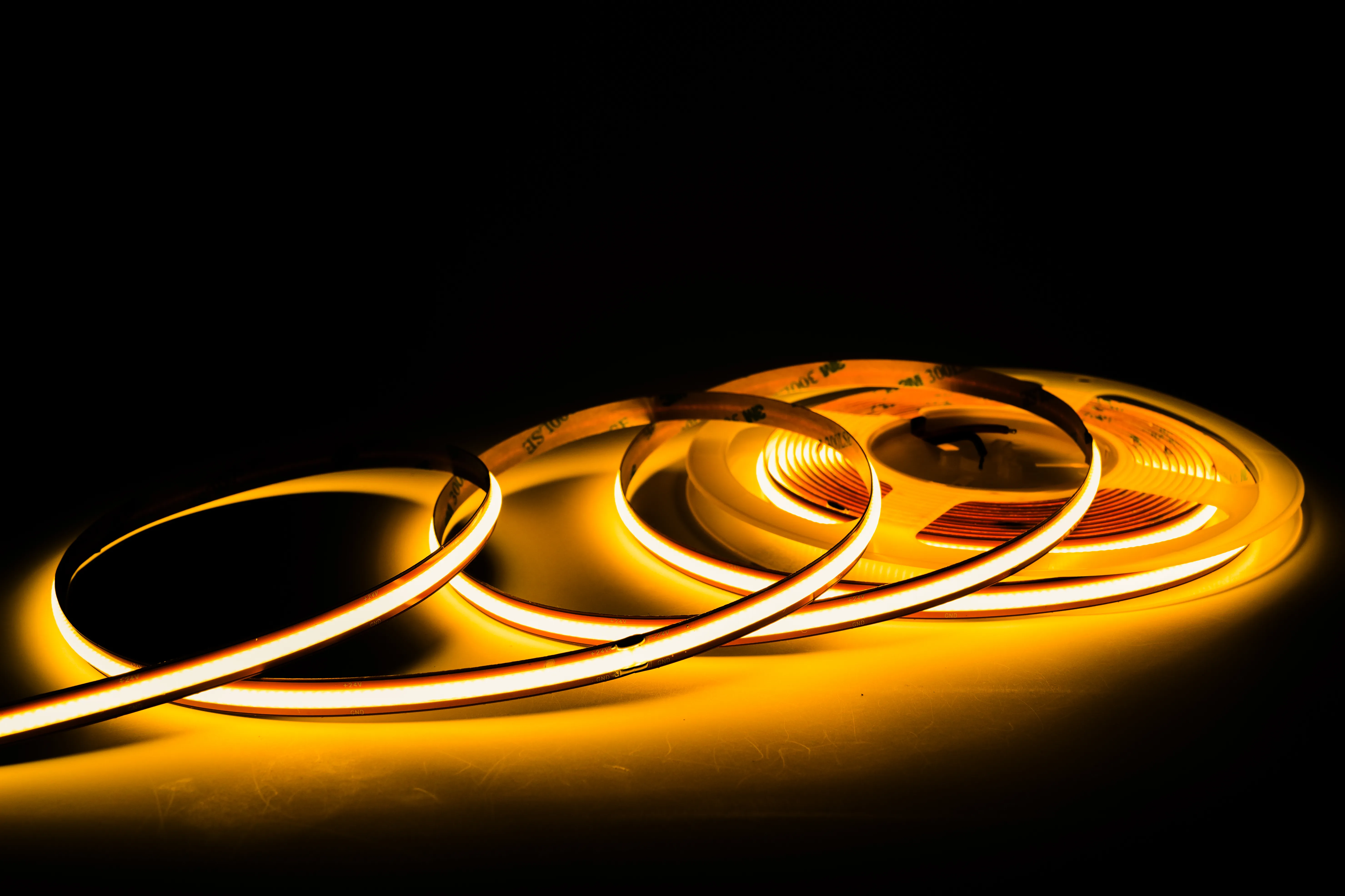 Leuchtender COB Free Cut LED Streifen 2700K warmweiß mit homogener punktfreier Lichtlinie