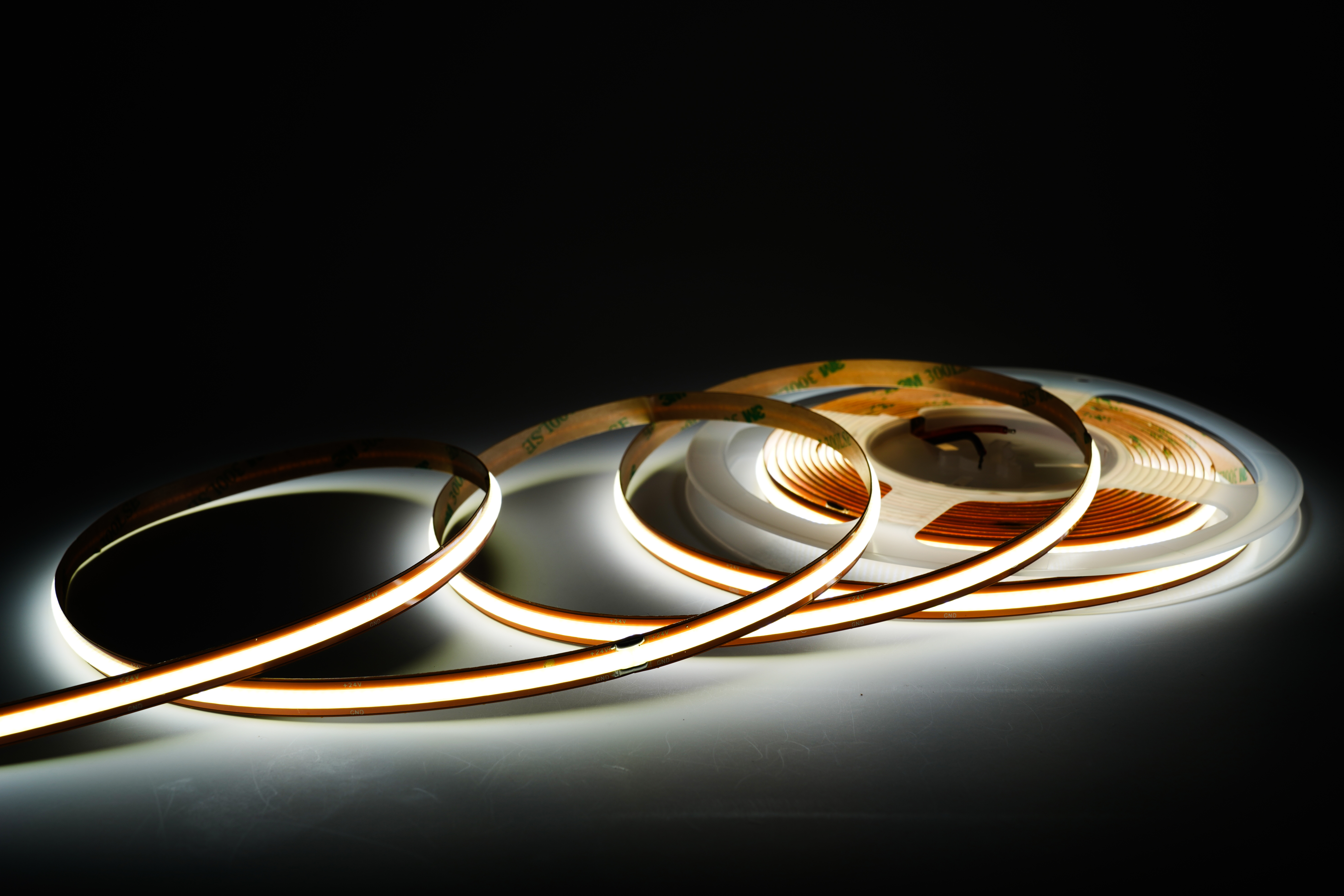 COB Free Cut LED Streifen 8 mm im Einsatz – Maßgrafik und Anwendungsbeispiel für Möbelbau, Vitrinen und enge Lichtkanäle