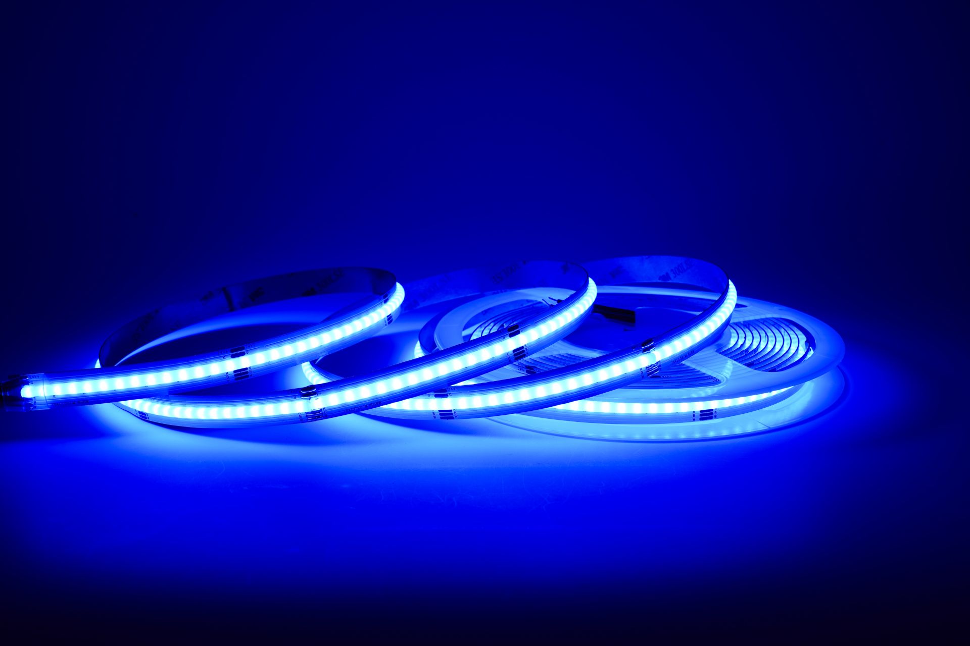 COB LED Streifen blau mit homogener durchgehender Lichtlinie ohne sichtbare Lichtpunkte fuer indirekte Beleuchtung