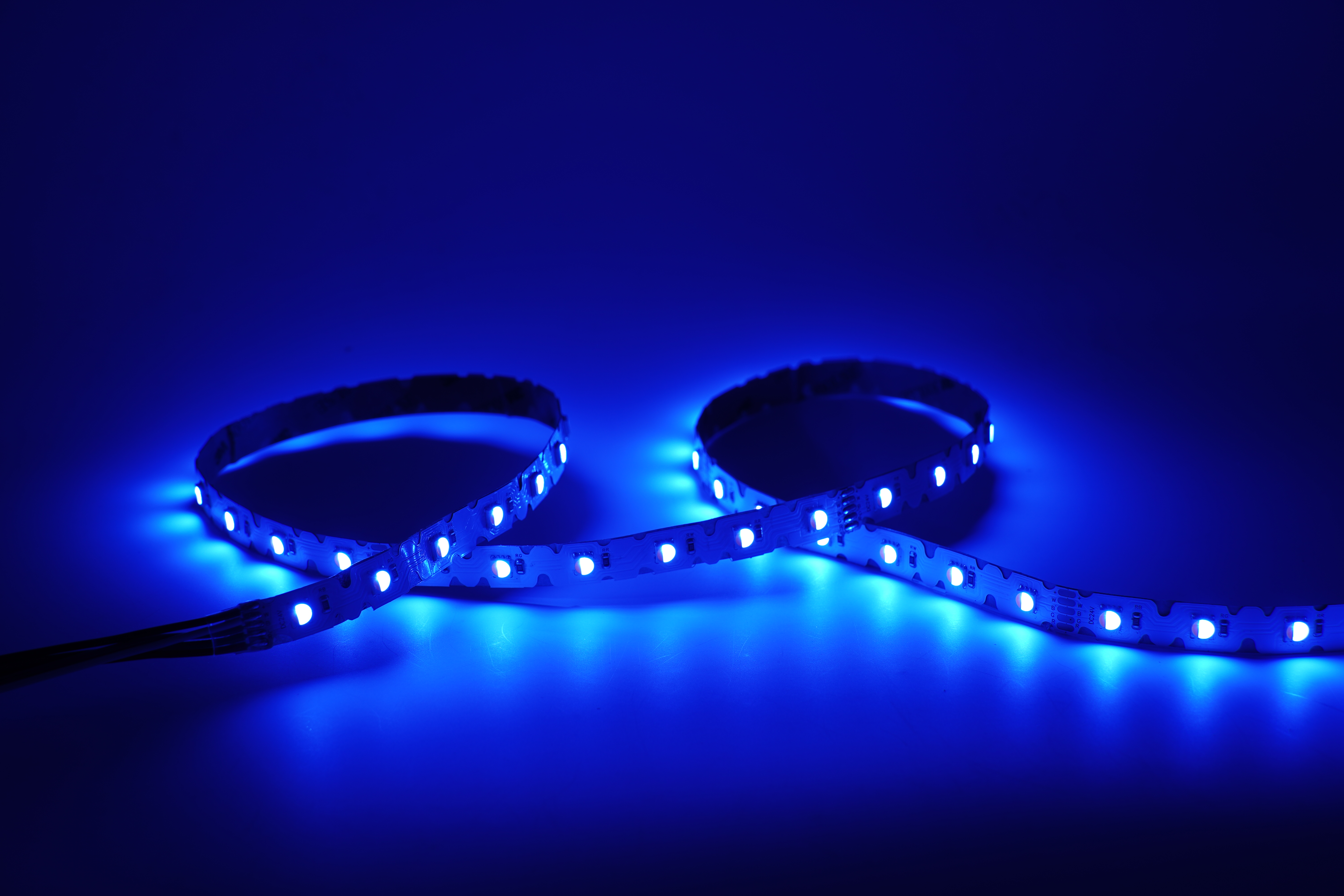 blauer-led-streifen-24v-smd-ambientebeleuchtung-indirektes-licht