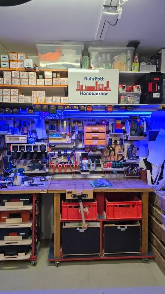 LED Werkbank Beleuchtung im kompletten Arbeitsplatz Setup Werkbank mit LED Streifen Beleuchtung gleichmäßig ausgeleuchtet für präzises Arbeiten