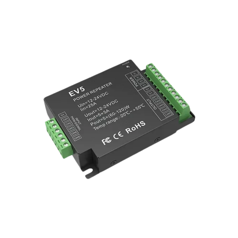 Isometrische Ansicht des schwarzen EV5 LED Power Repeaters auf weißem Hintergrund. Gut erkennbar sind die grünen Schraubklemmblöcke für das PWM-Eingangssignal an der linken Seite und die Ausgänge (CH1-CH5) an der rechten Seite sowie der technische Aufdruck mit Leistungsdaten.