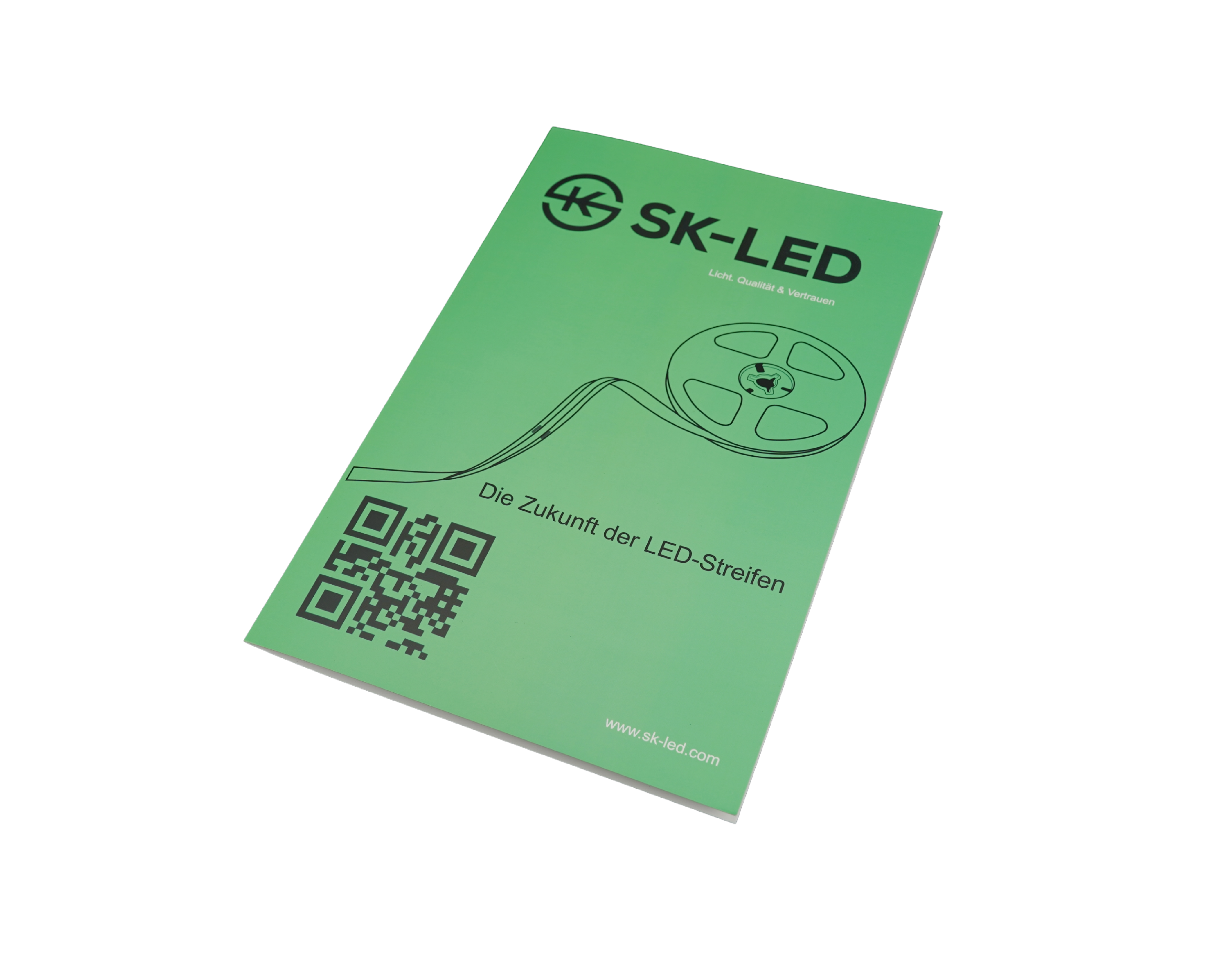 Aufgeschlagenes SK-LED Musterheft mit eingeklebten LED-Streifen Mustern im Überblick