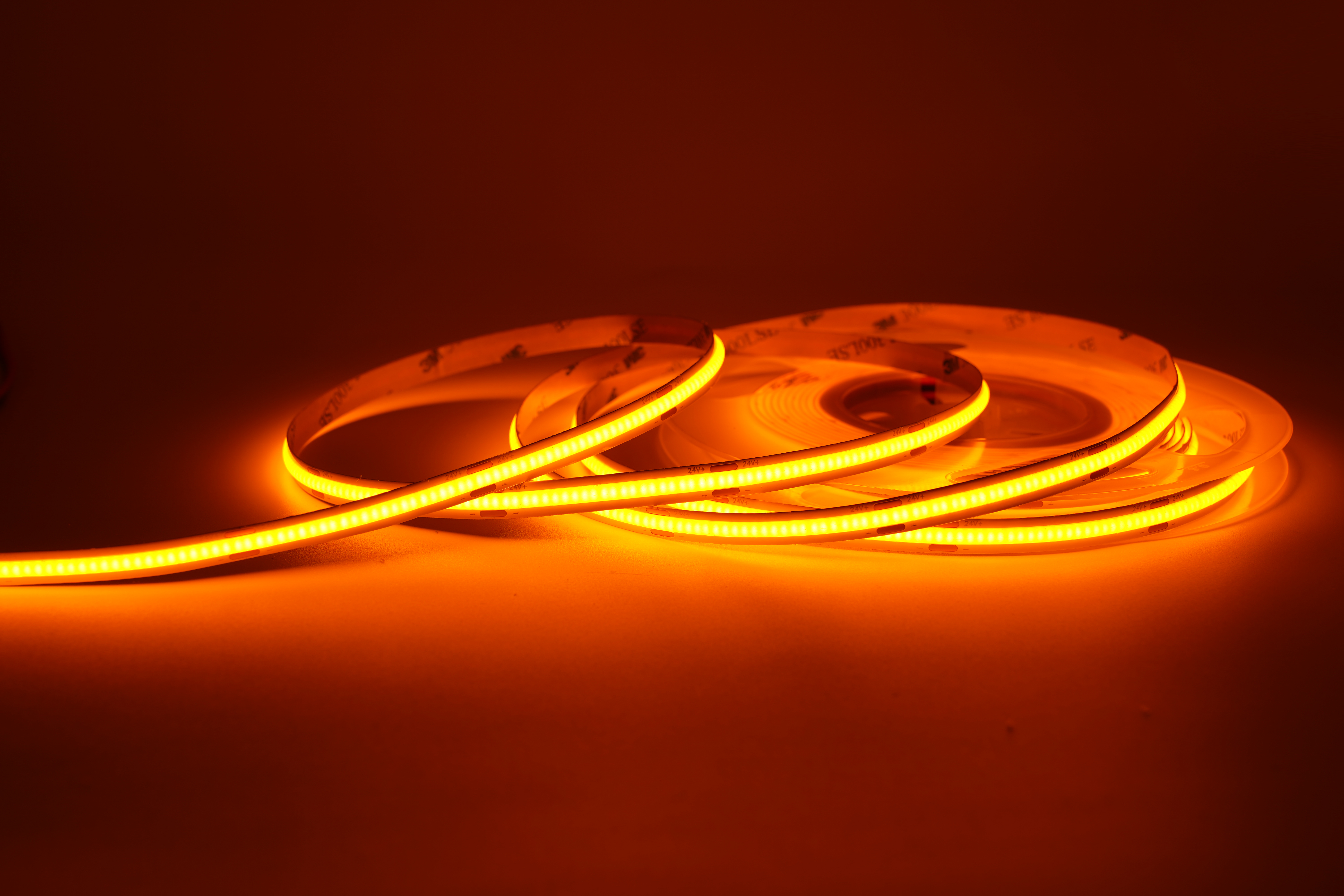 COB LED Streifen 24V – 480 LEDs/m – 8 mm – 10W/m – Orange – IP33 – homogener Lichtstreifen