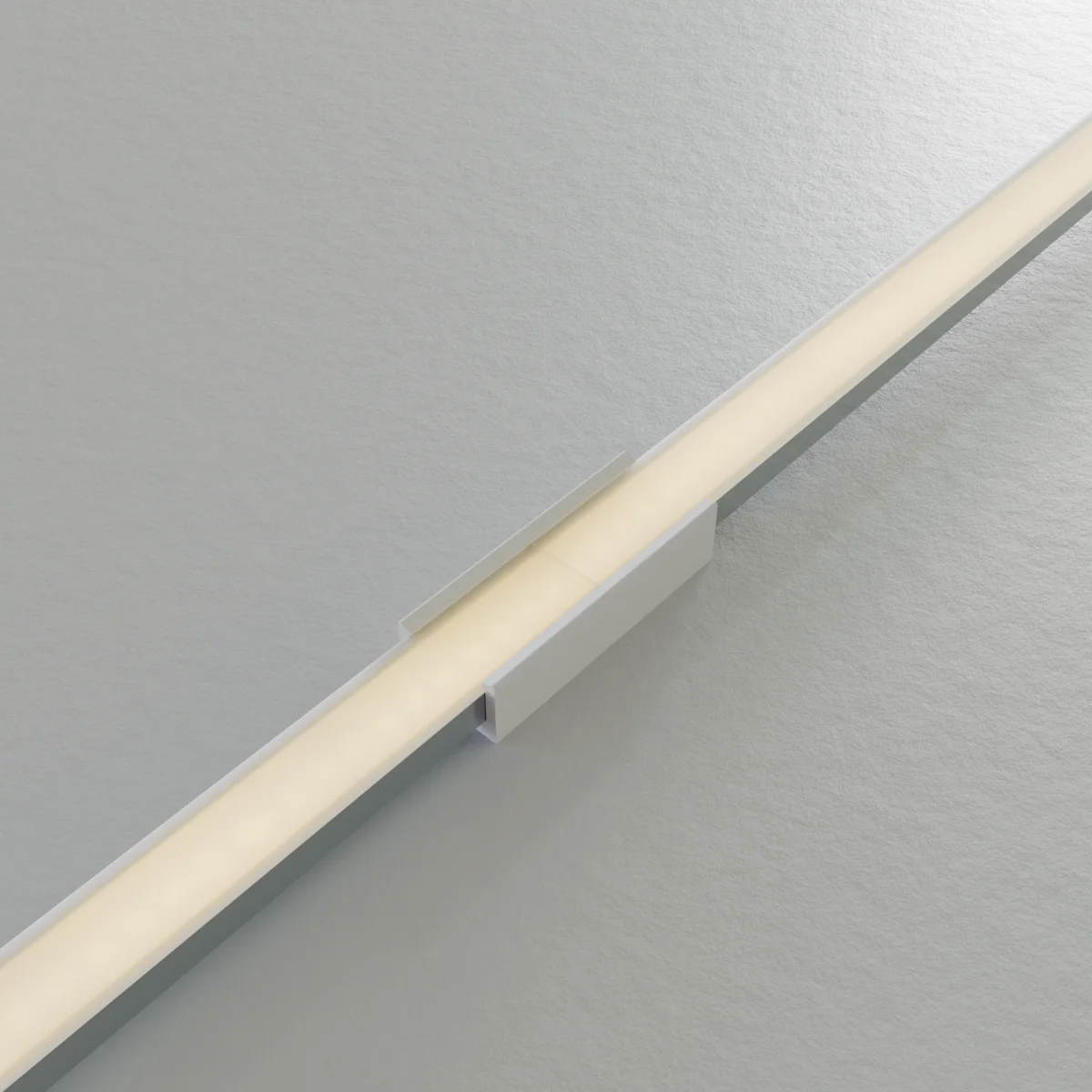 Geradverbinder EXO-A1-13 leuchtend mit Blende – Seitenansicht PETG-Geradverbinder 180° an der Verbindungsstelle zweier LED Aufbauprofile EXO-A1-13 – leuchtend mit Blende, durchgehende Lichtlinie sichtbar