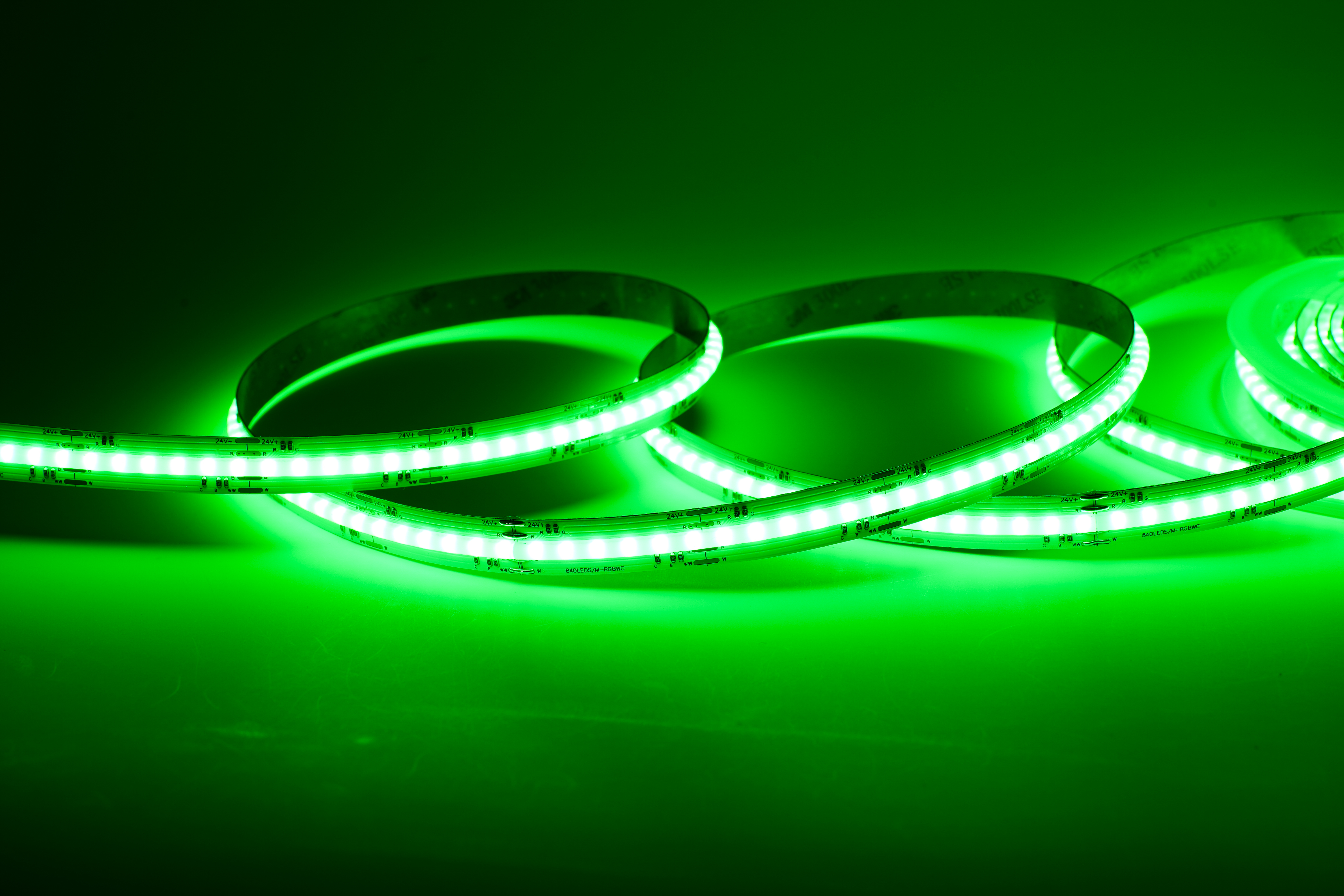 COB RGBCCT LED-Streifen 12 mm in dynamischer Lichtszene – ideal für Gastronomie, Shop-Beleuchtung und moderne Wohnkonzepte