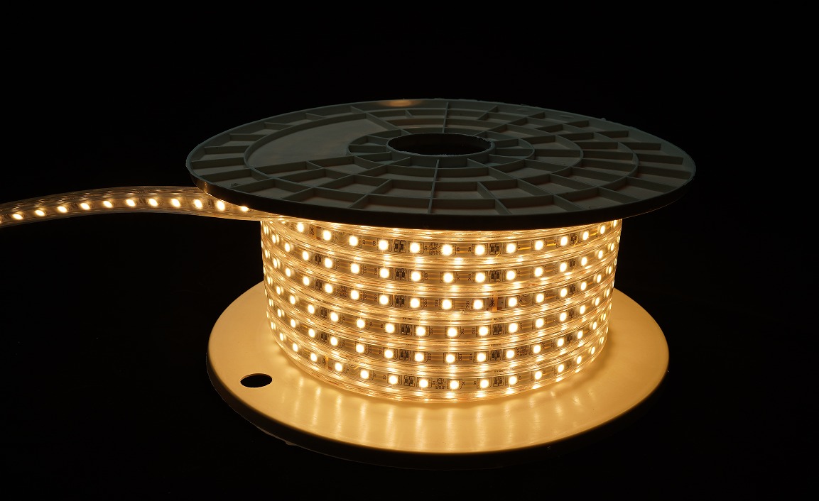 230V LED Streifen auf Rolle mit warmweißem Licht – klassische Netzspannungslösung mit eingeschränkter Lichtqualität