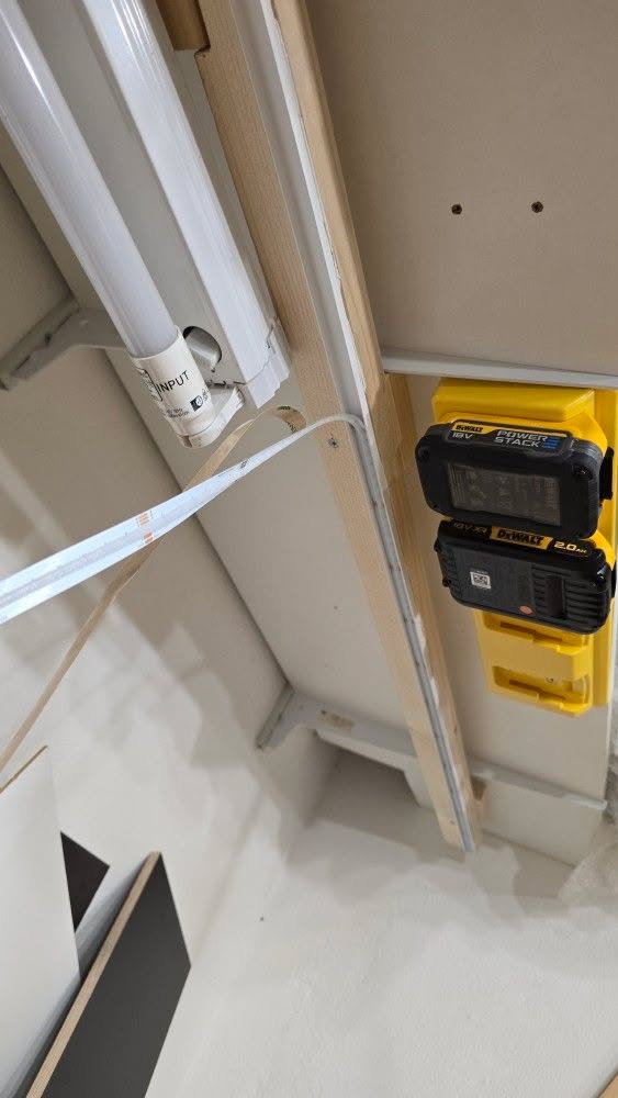 Verkabelung LED Streifen Werkstatt mit 24V Netzteil und sauberer Installation