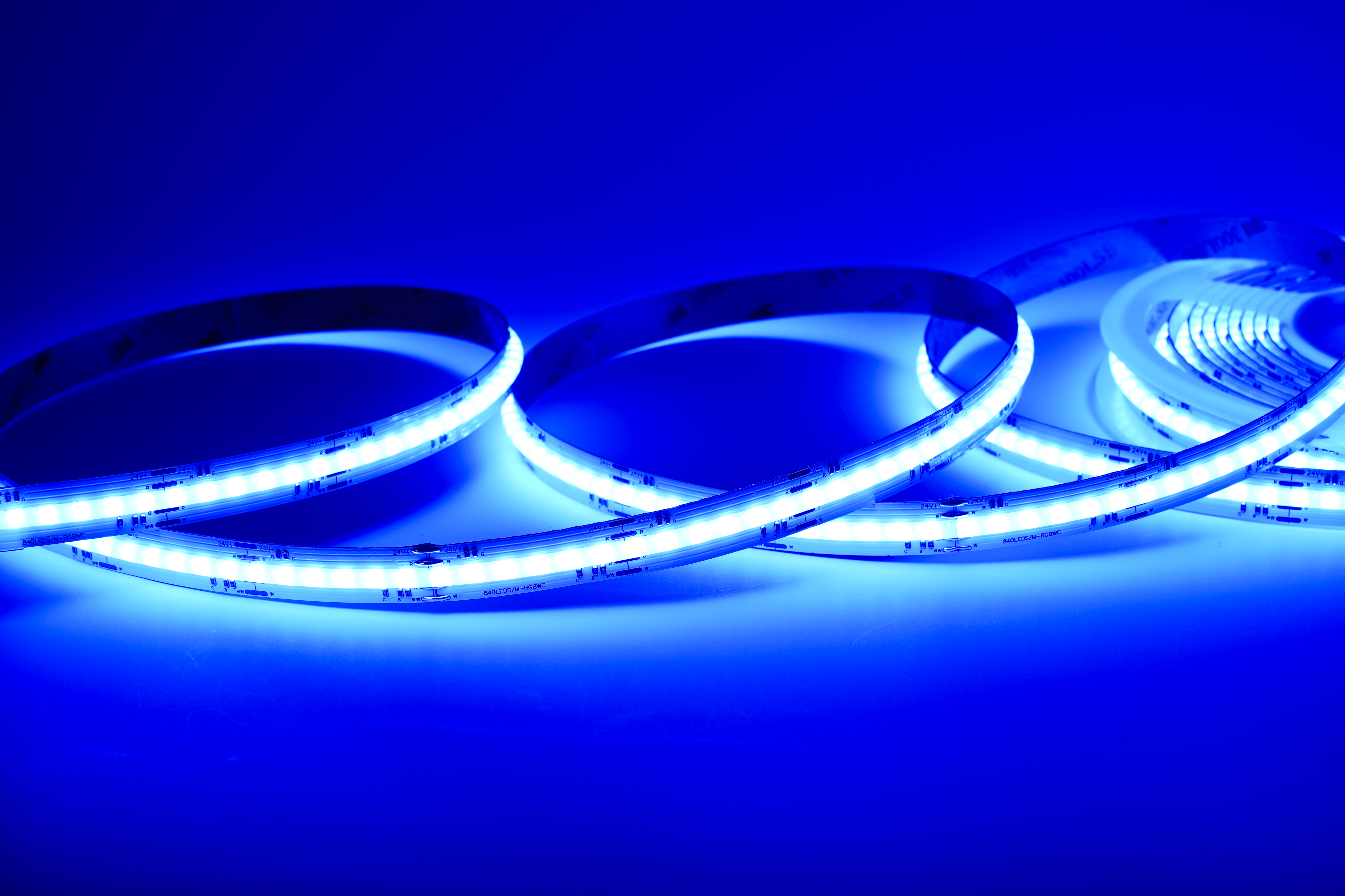 COB RGBCCT LED-Streifen 12 mm – 840LEDs/m, 24 V, 21 W/m – homogenes RGBCCT Band mit 180° Abstrahlwinkel