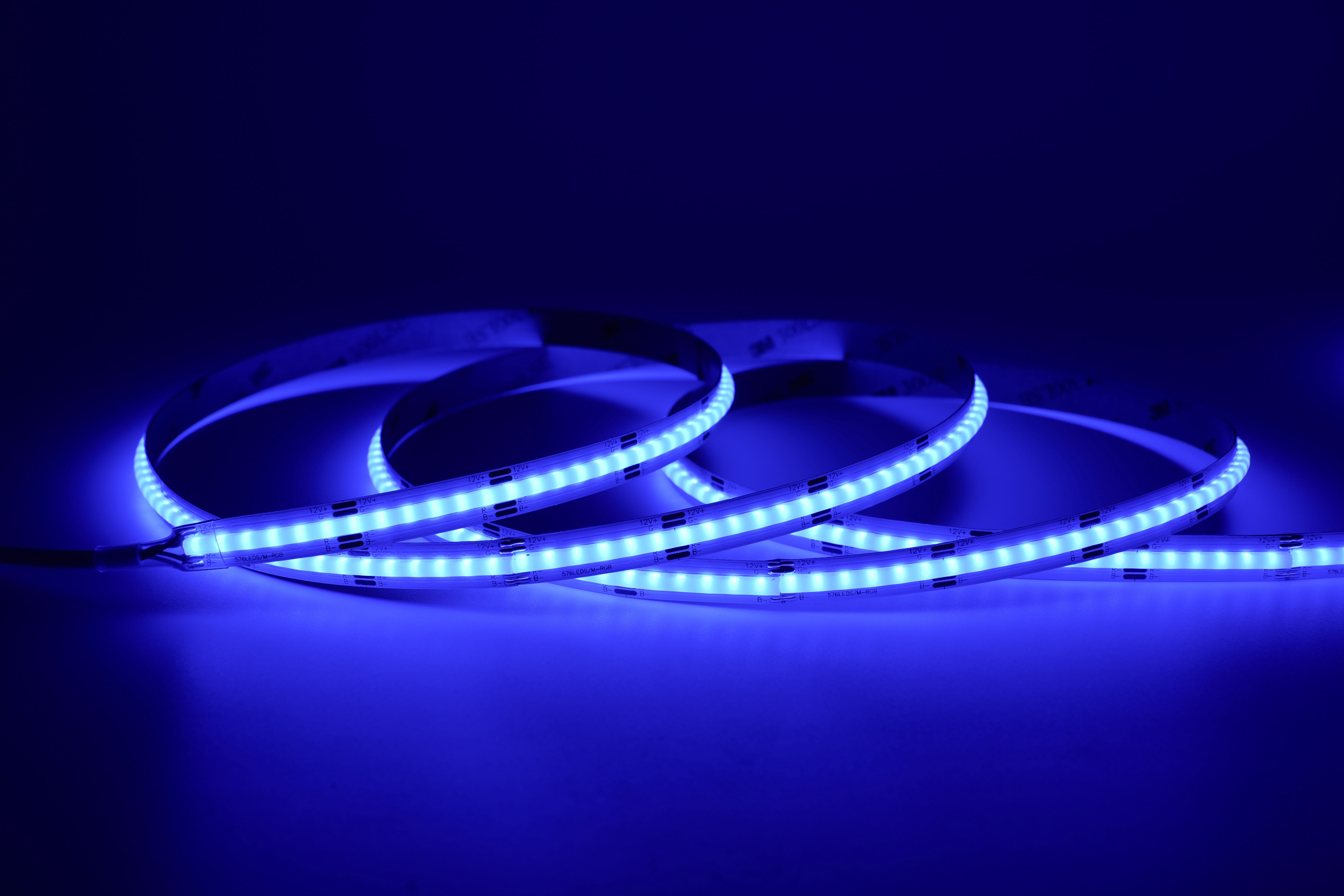 COB RGB LED-Streifen 8 mm – 576 LEDs/m, 24 V, 14 W/m – homogenes RGB Band mit 180° Abstrahlwinkel