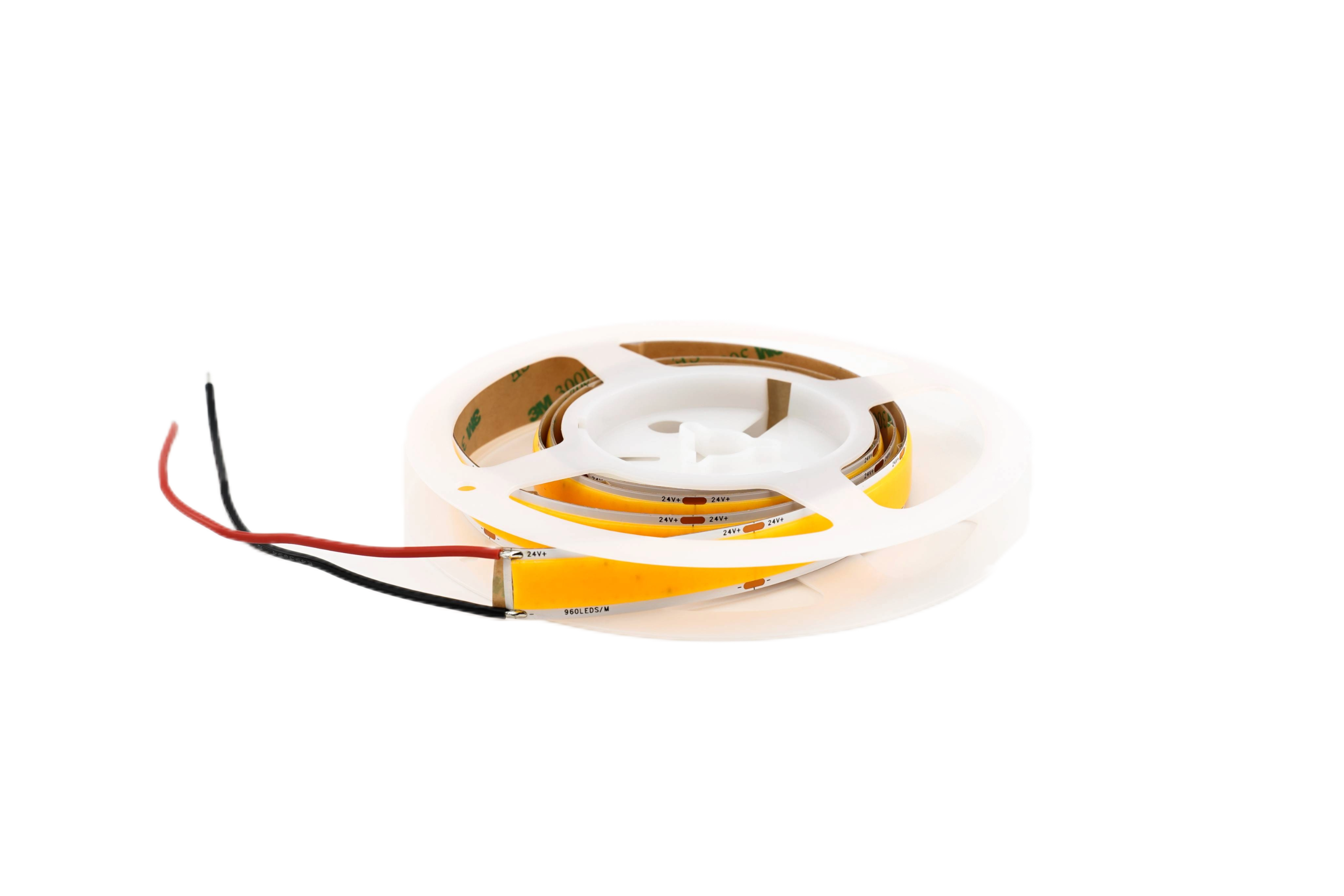 COB LED Streifen 24V – 960 LEDs/m, 15 mm, punktfreies & homogenes Licht, auf Rolle COB LED Streifen 24V mit 960 LEDs/m und 15 mm Breite als unbeleuchtetes Produktfoto auf Rolle – homogenes, punktfreies LED Band für hochwertige Innenbeleuchtung und lineare Lichtinstallationen