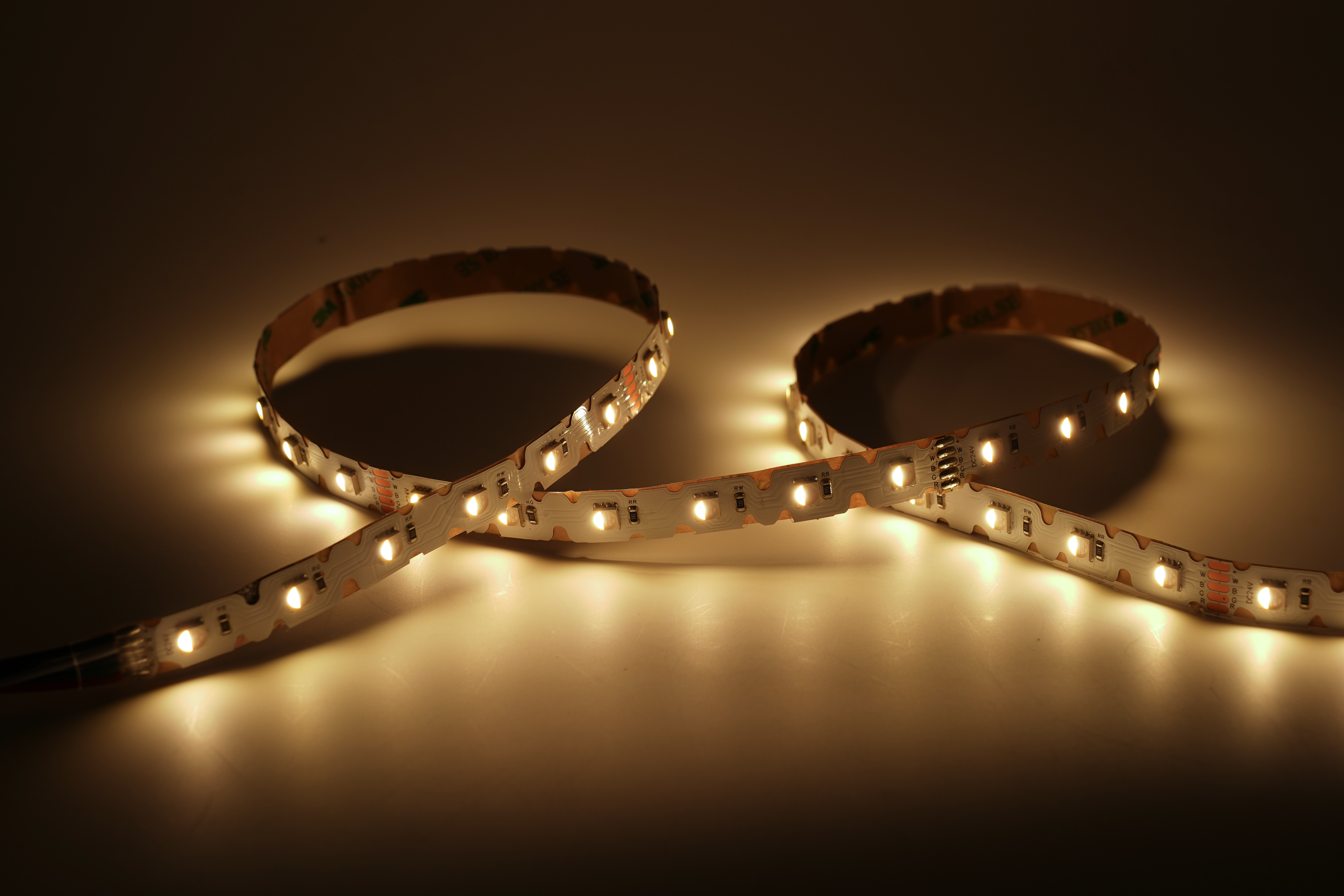 led-streifen-24v-warmweiss-smd-indirekte-beleuchtung-wohnzimmer