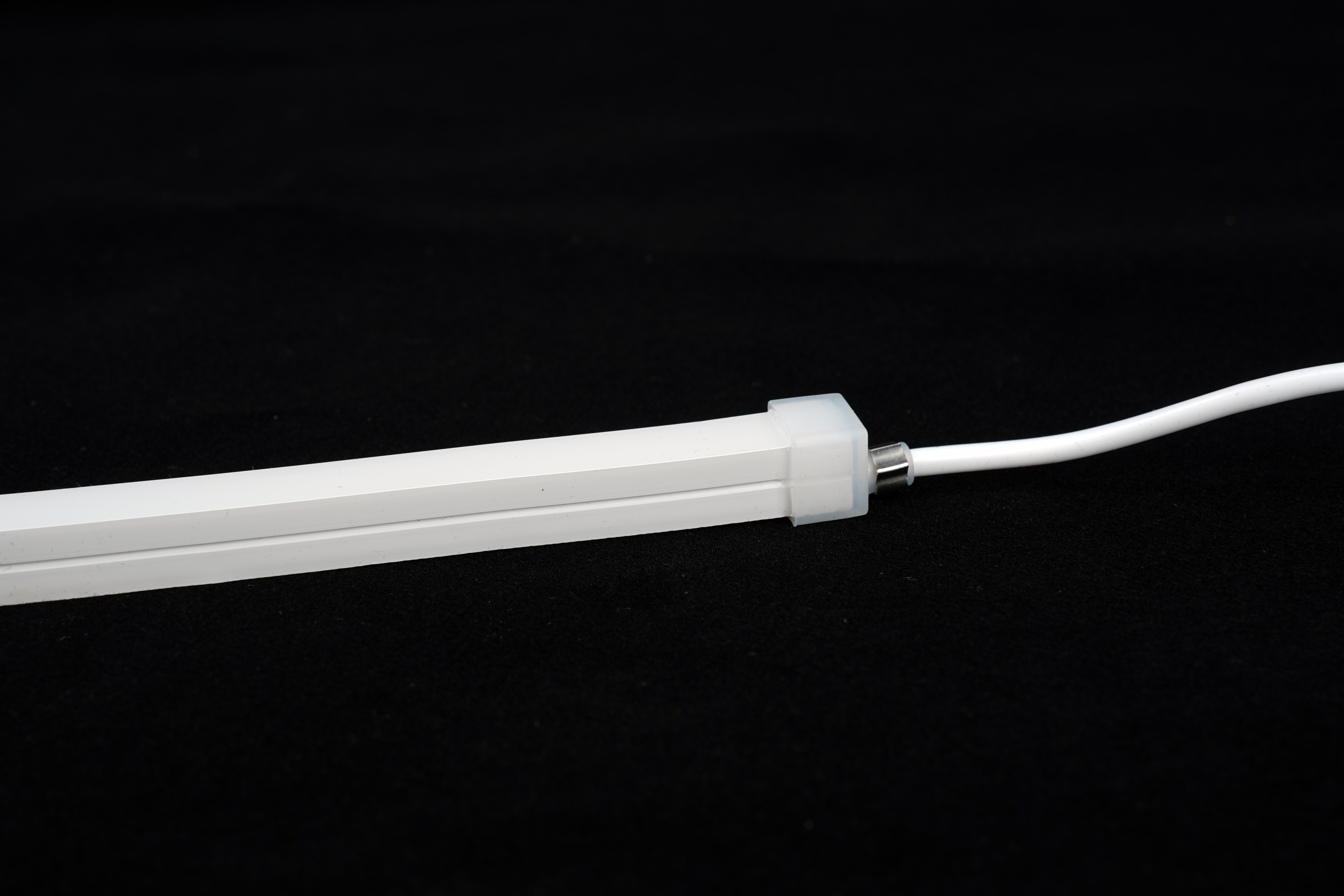 LED Neon Tube 12x12mm mit Anschlusskabel und Einspeisung, Silikon Schlauch 24V IP67 Detailansicht