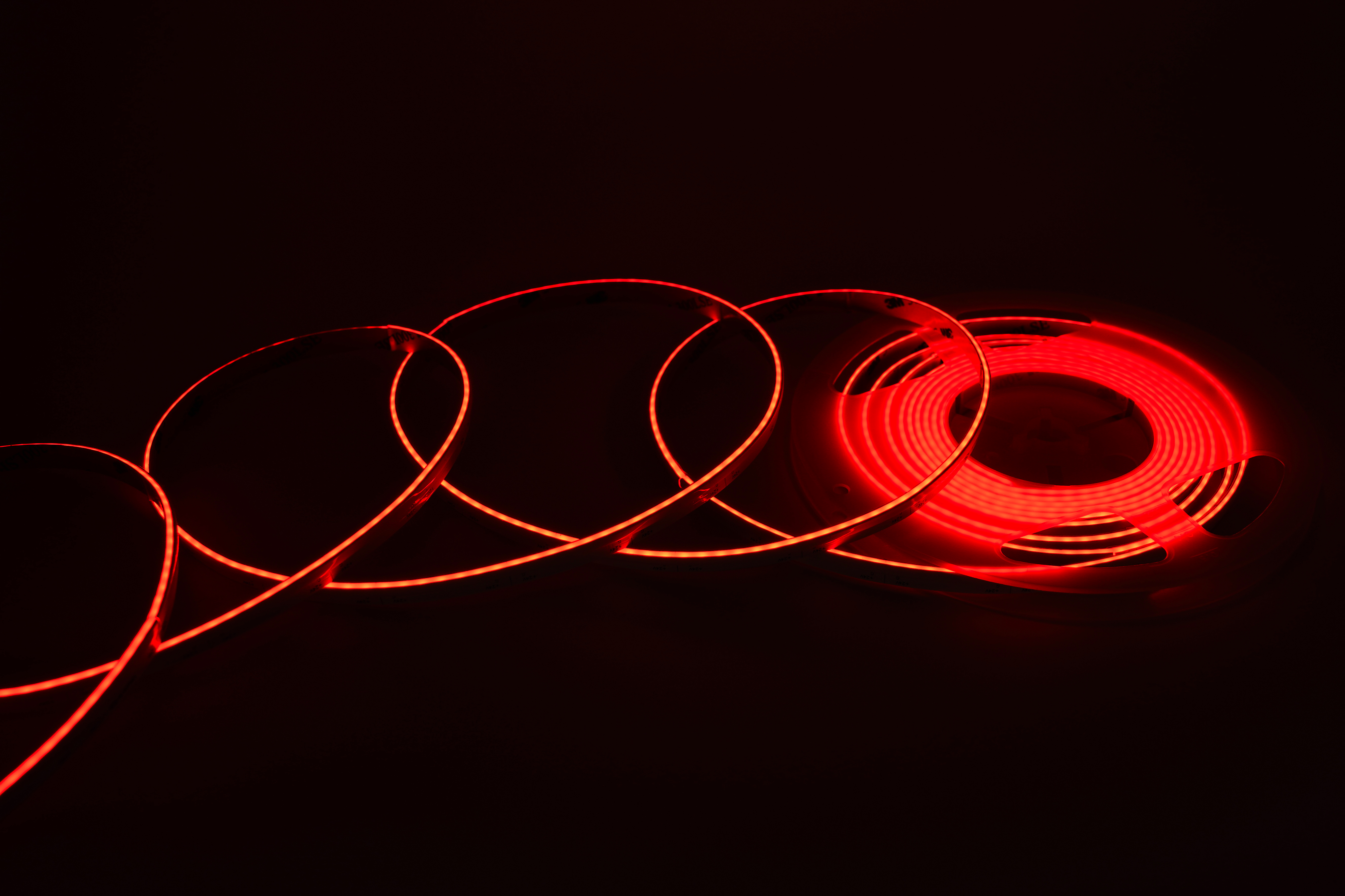 Side View COB RGB LED Streifen 8 mm leuchtet rot – farbige Akzentbeleuchtung