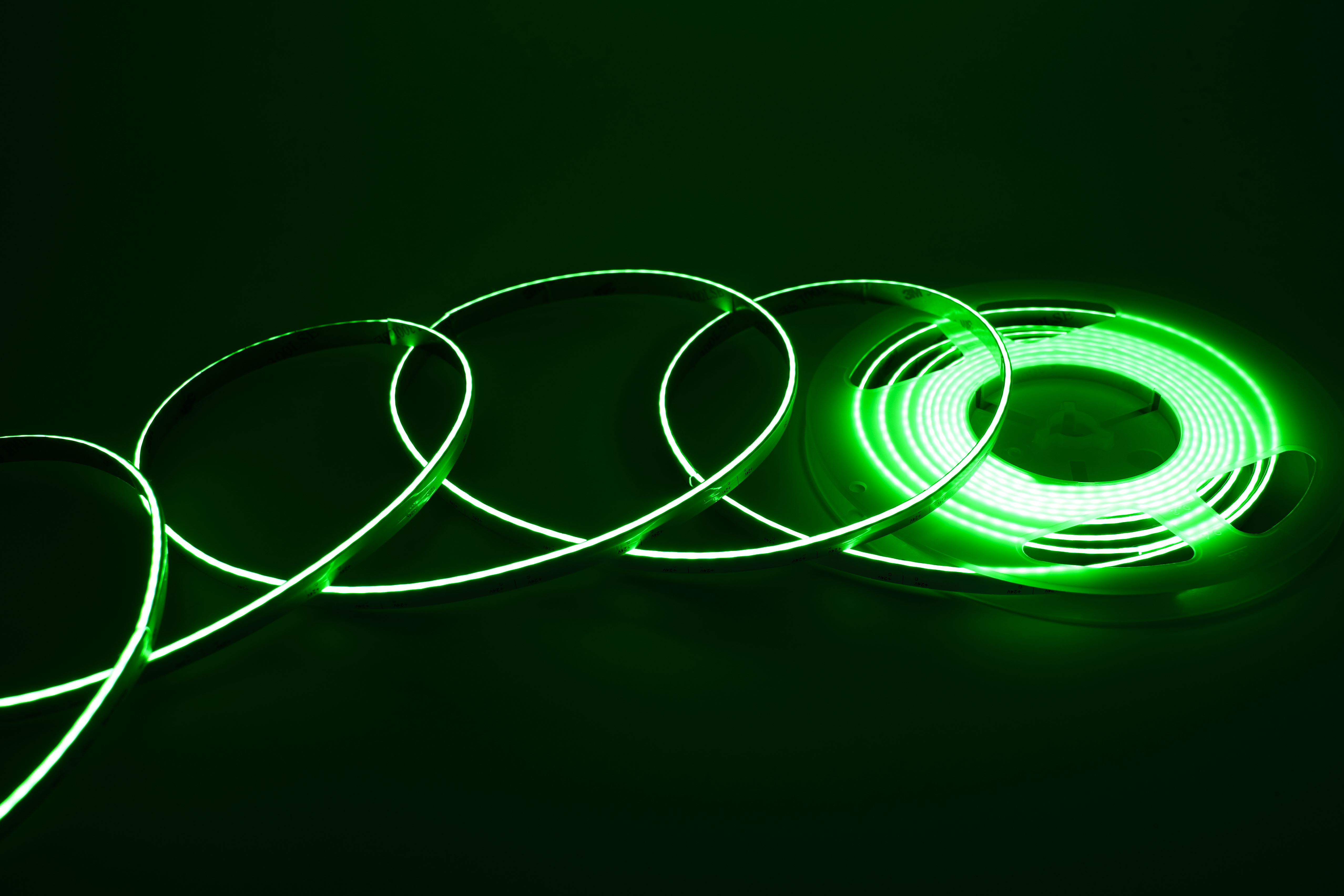 Side View COB RGB LED Streifen 8 mm leuchtet grün – homogene farbige Lichtlinie