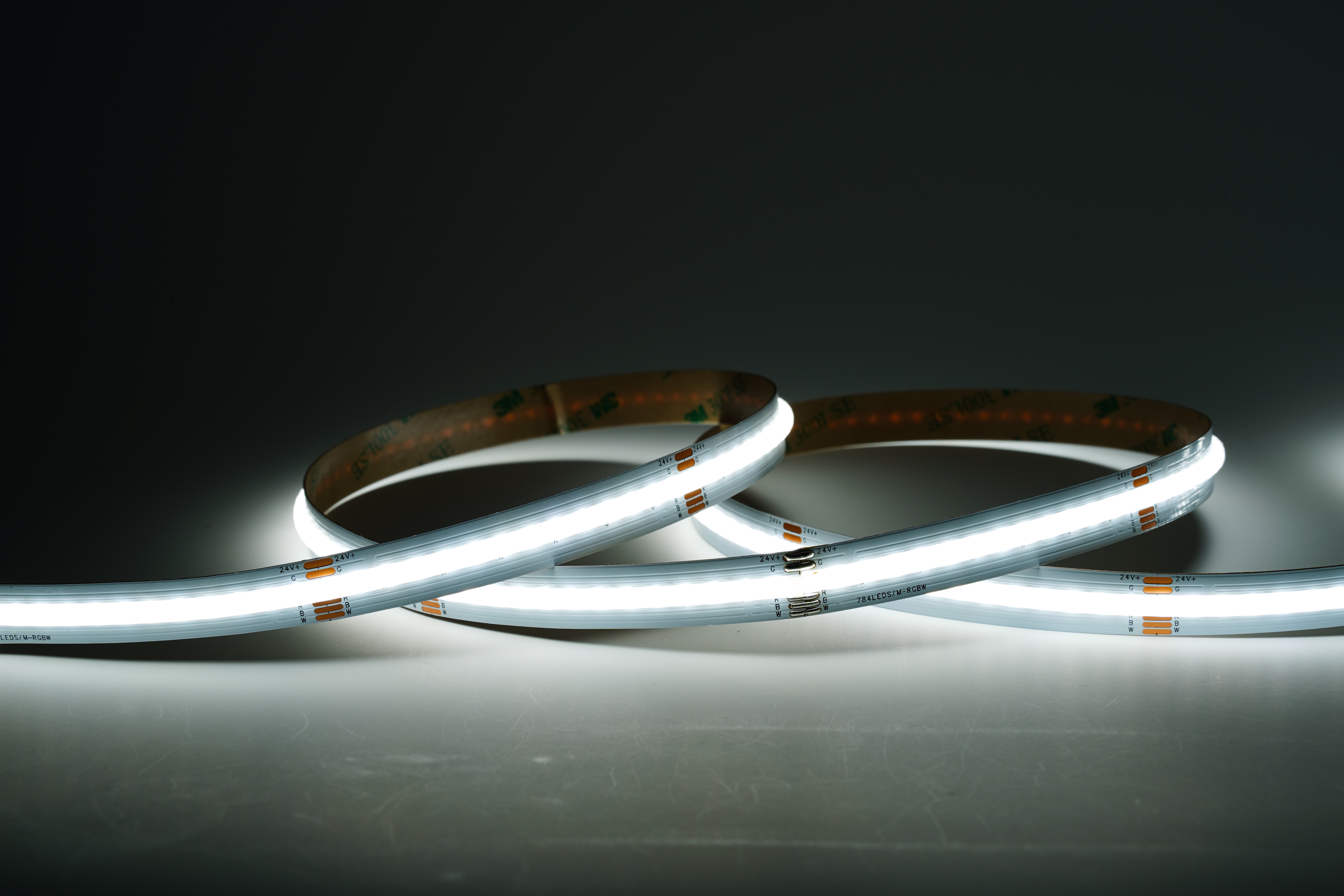 Nahaufnahme COB RGBW LED-Streifen 12 mm – 5-polige Leiterbahn mit CRI über 90 und 180° Abstrahlwinkel