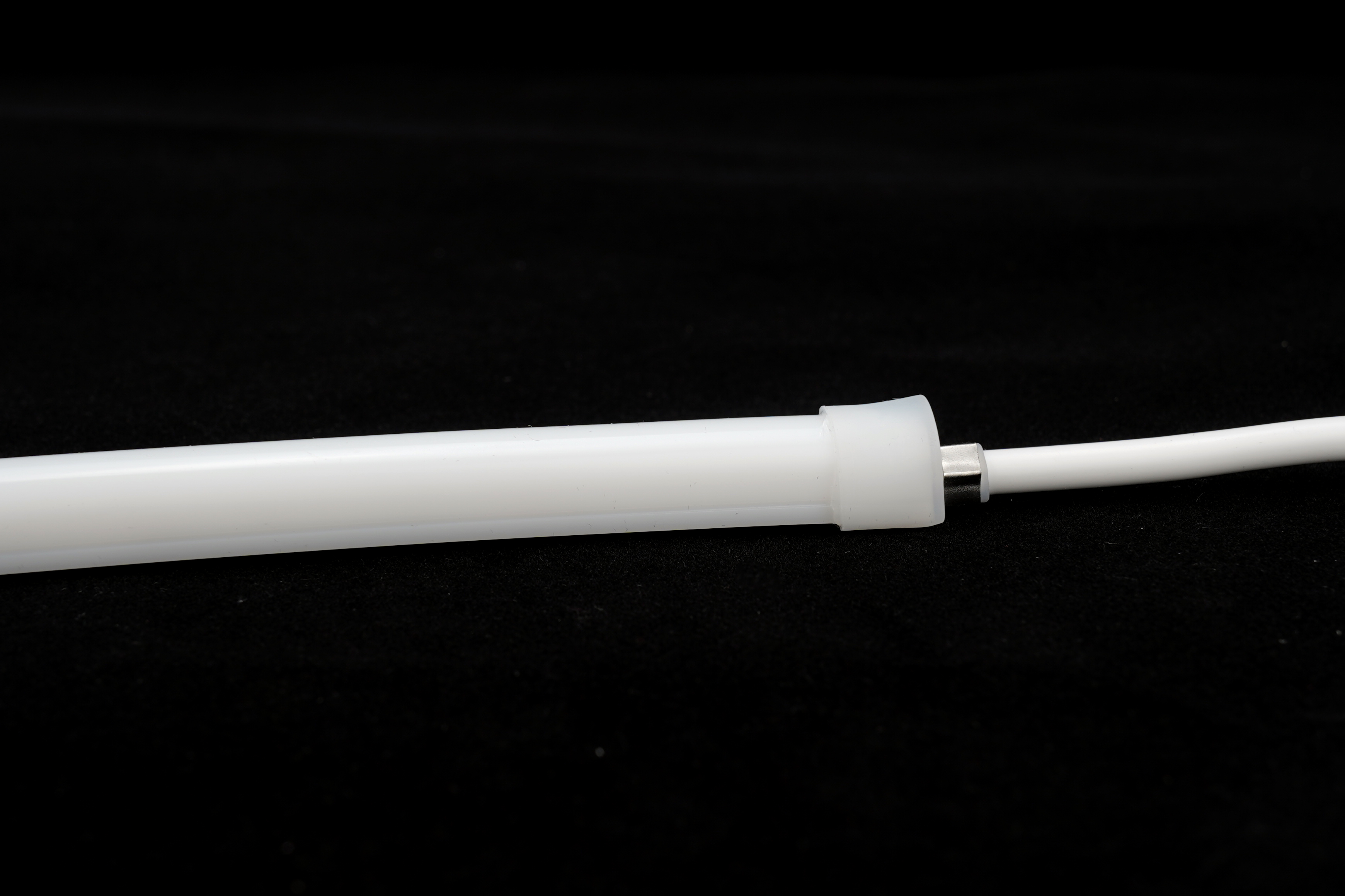 LED Neon Tube 13x13mm mit Anschlusskabel und Einspeisung, Silikon Schlauch 24V IP67 Detail
