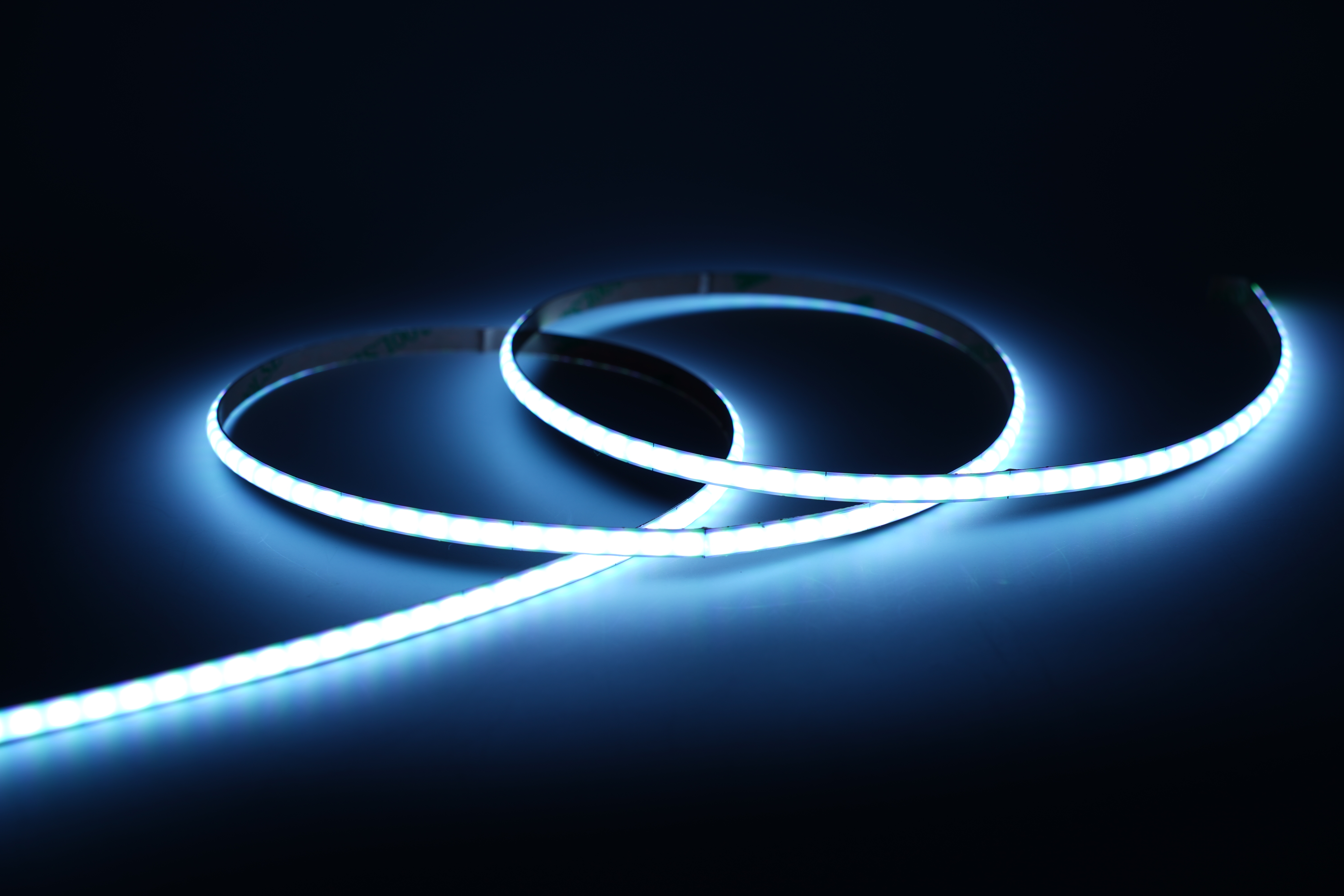 COB RGB LED-Streifen 5 mm – 576 LEDs/m, 24 V, 10 W/m – homogenes RGB Band mit 180° Abstrahlwinkel