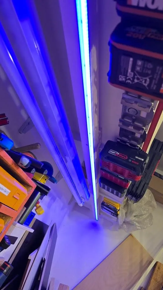 Blaue LED Werkstatt Beleuchtung mit RGBW Streifen RGBW LED Streifen blau für Werkstatt Beleuchtung mit homogener Lichtlinie im Profil