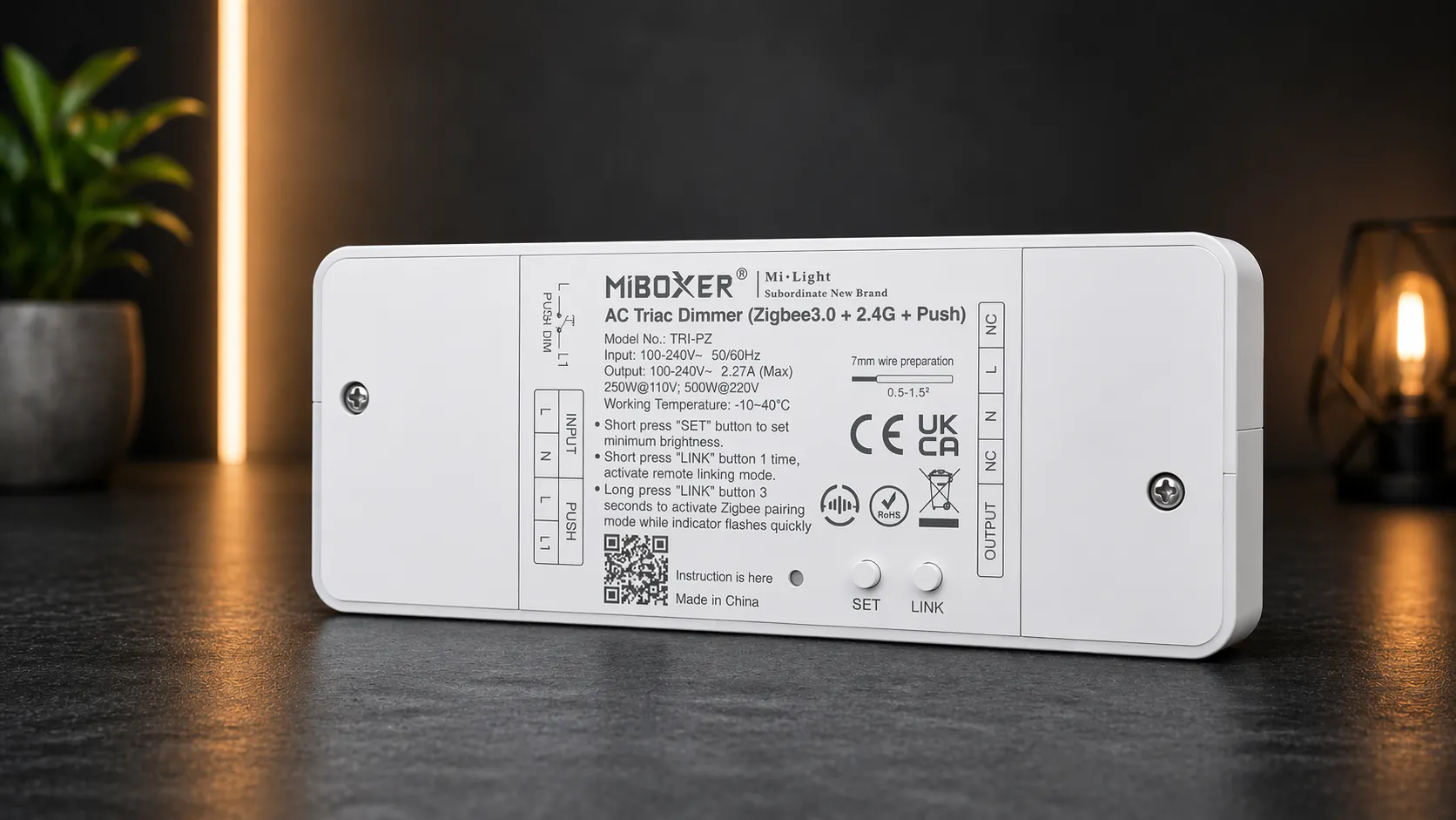 ZigBee Steckdosen und Aktoren Controller im modernen Smart Home mit indirekter LED Beleuchtung
