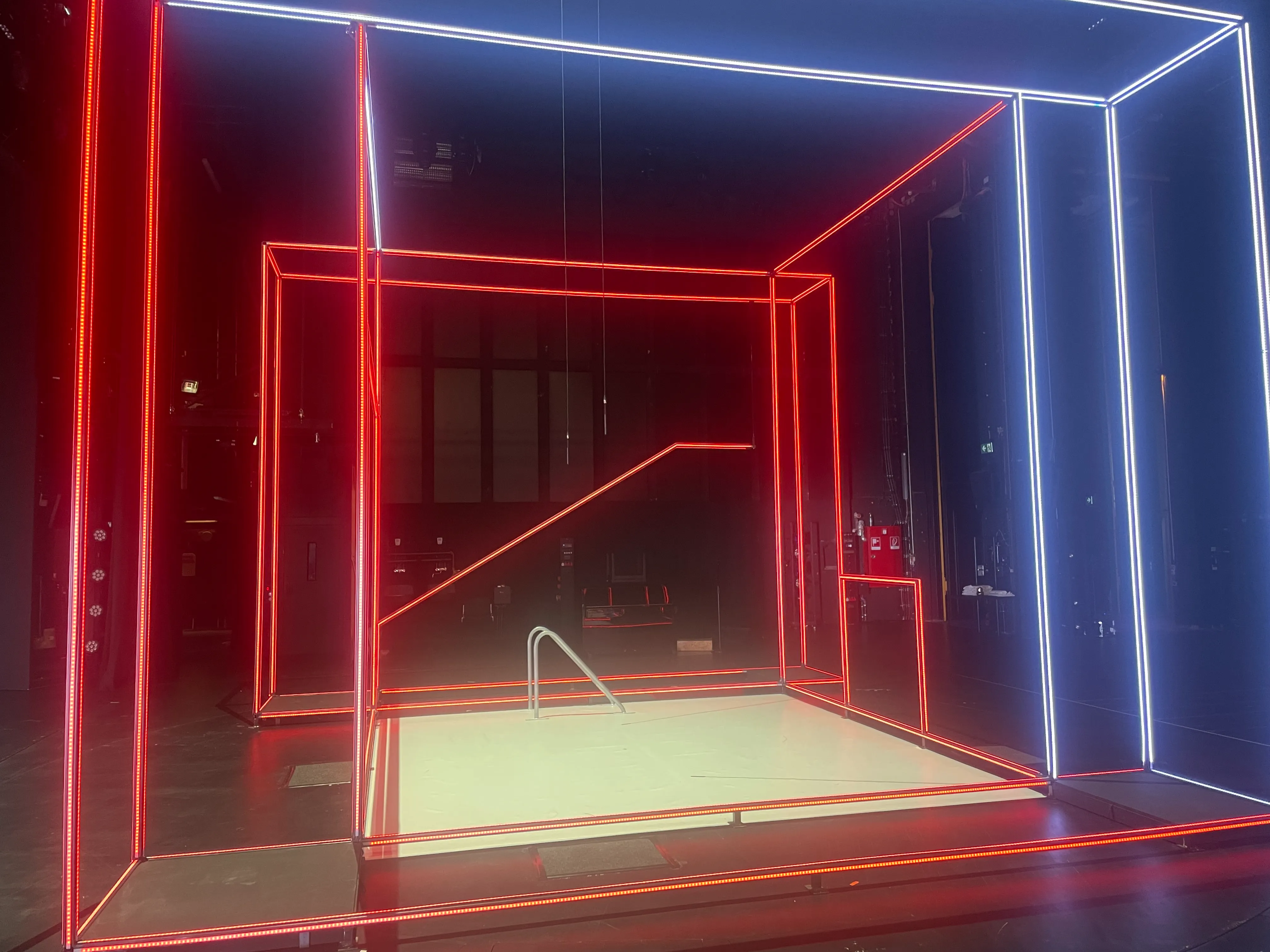led-buehnenbild-der-kirschgarten-rot-weiss