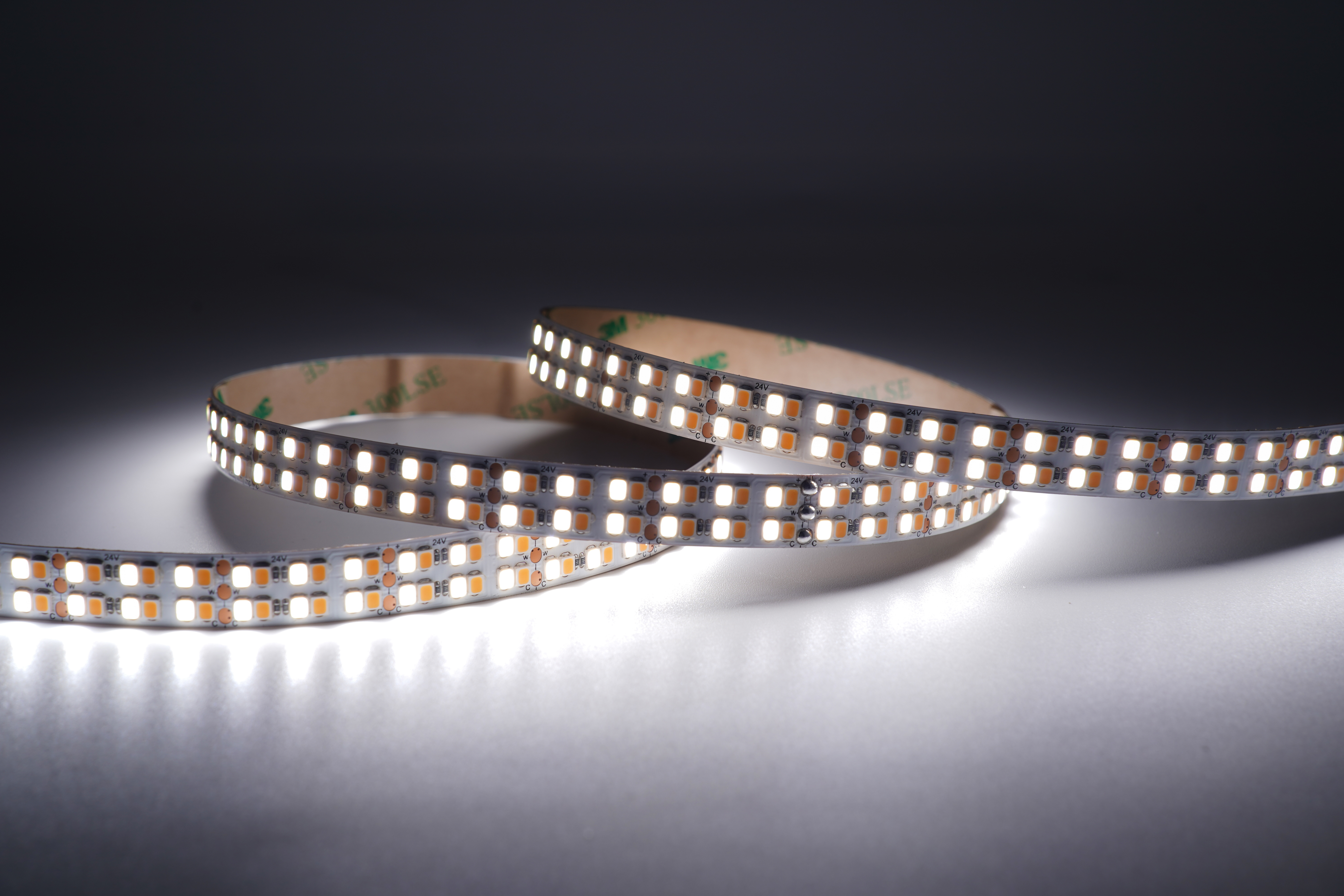 Neutralweiß eingestellter 24V CCT LED Strip mit 480 LEDs pro Meter, hoher CRI92 und einstellbarer Farbtemperatur – flexibles LED Lichtband für professionelle und private Beleuchtungsprojekte