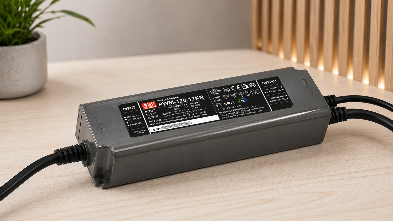 KNX LED Netzteil Mean Well PWM 120W 24V in moderner Installationsumgebung