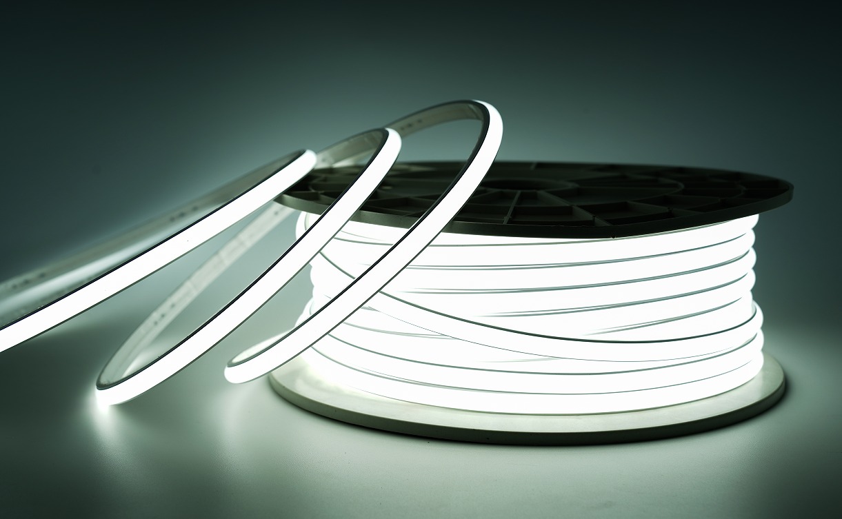 230V LED Streifen auf Rolle mit diffuser Lichtlinie – typische Ausführung mit direktem Netzanschluss