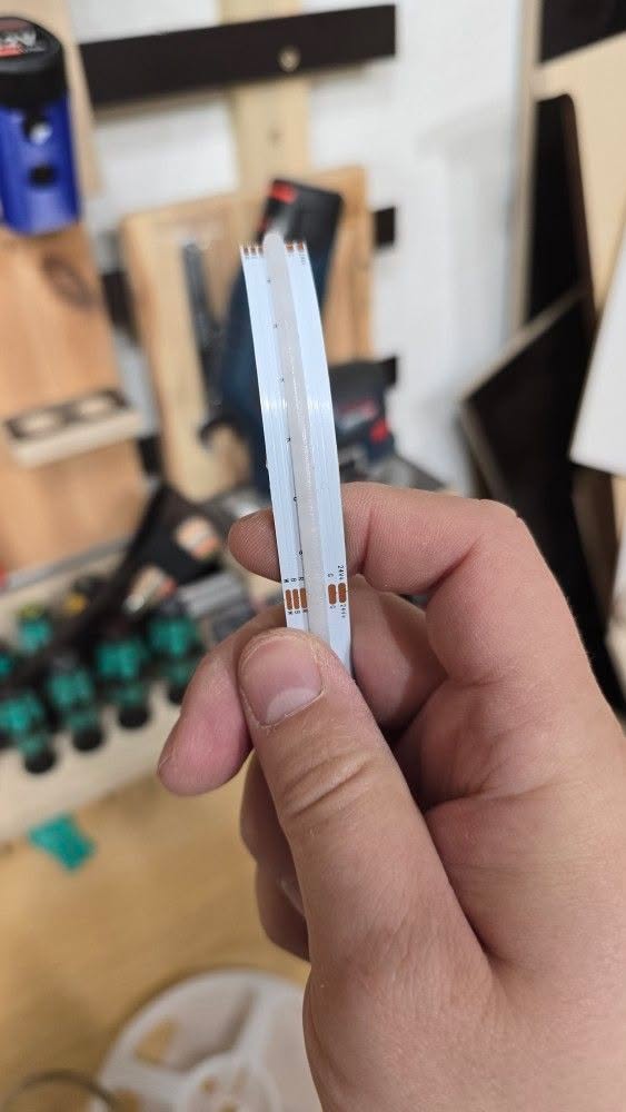 RGBW LED Streifen 24V Detailaufnahme für Werkbank Beleuchtung und flexible Lichtsteuerung